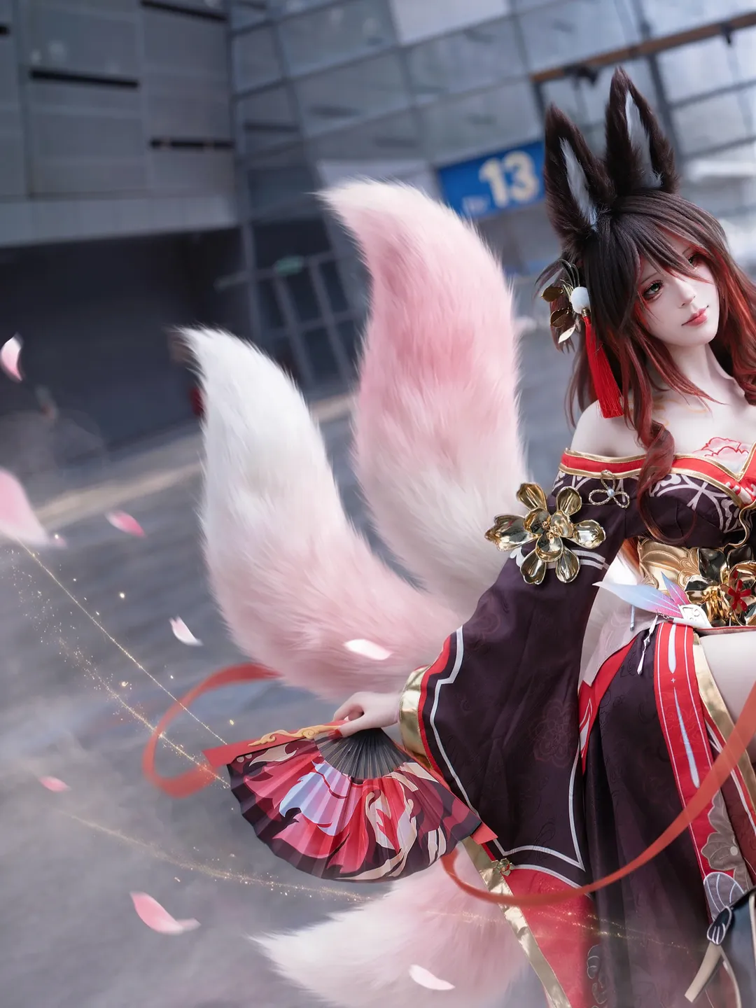【忘归人cos】冷色调现代建筑里的崩坏星穹铁道红粉奇缘 - 第 2 张
