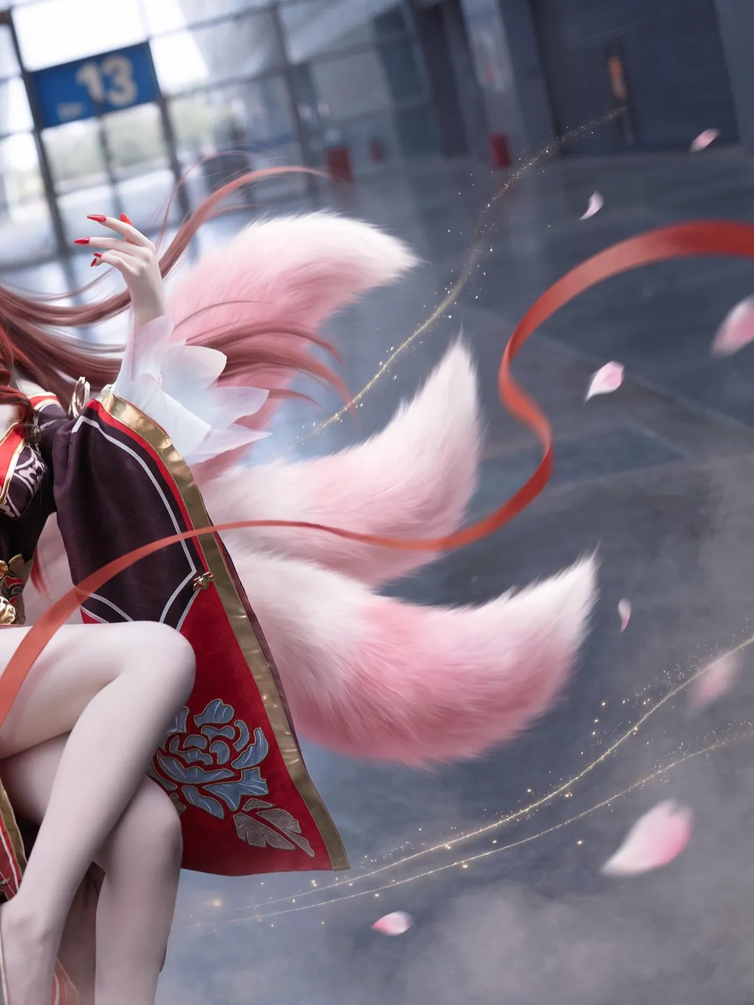 【忘归人cos】冷色调现代建筑里的崩坏星穹铁道红粉奇缘 - 第 3 张