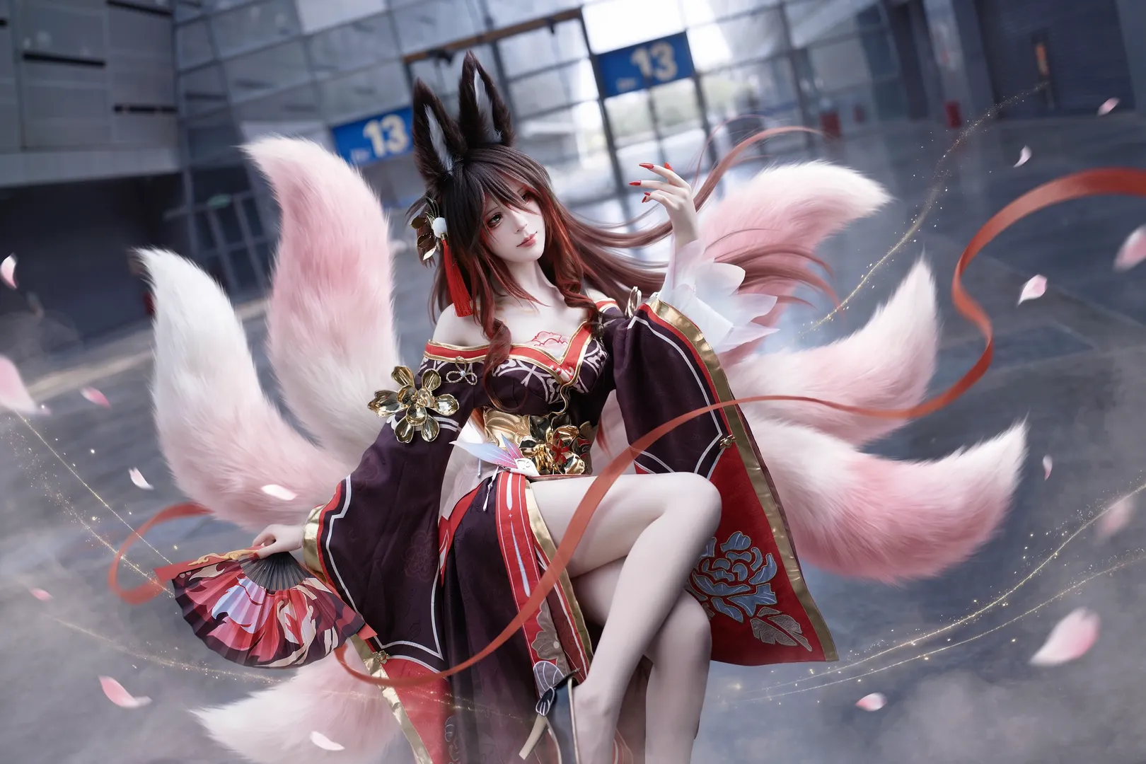 【忘归人cos】冷色调现代建筑里的崩坏星穹铁道红粉奇缘 - 第 4 张