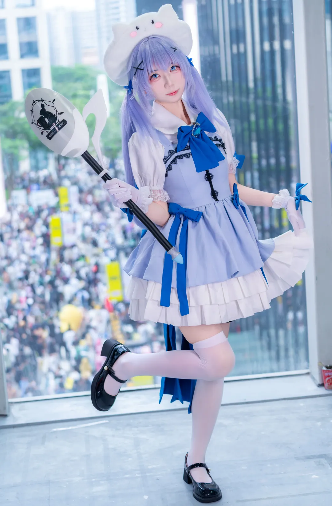 【香風智乃 コスプレ】『ご注文はうさぎですか？』高所のガラス窓に映える青白ドレス撮影記録 - 2 枚目