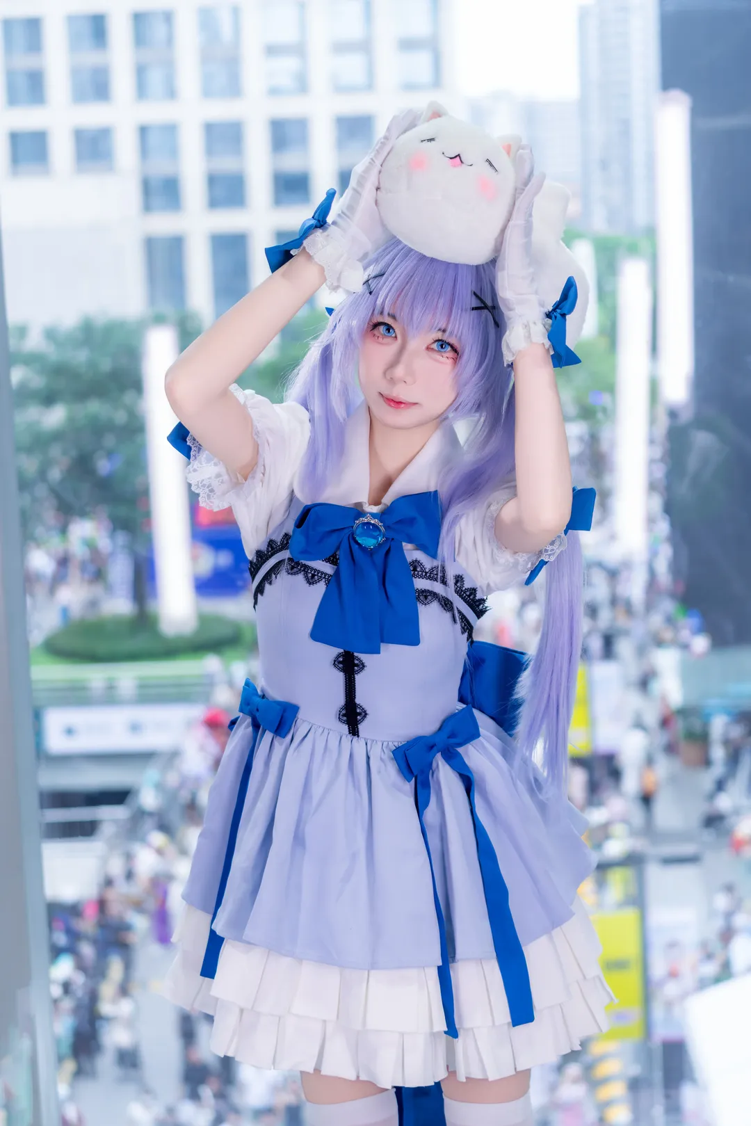 【香風智乃 コスプレ】『ご注文はうさぎですか？』高所のガラス窓に映える青白ドレス撮影記録 - 3 枚目