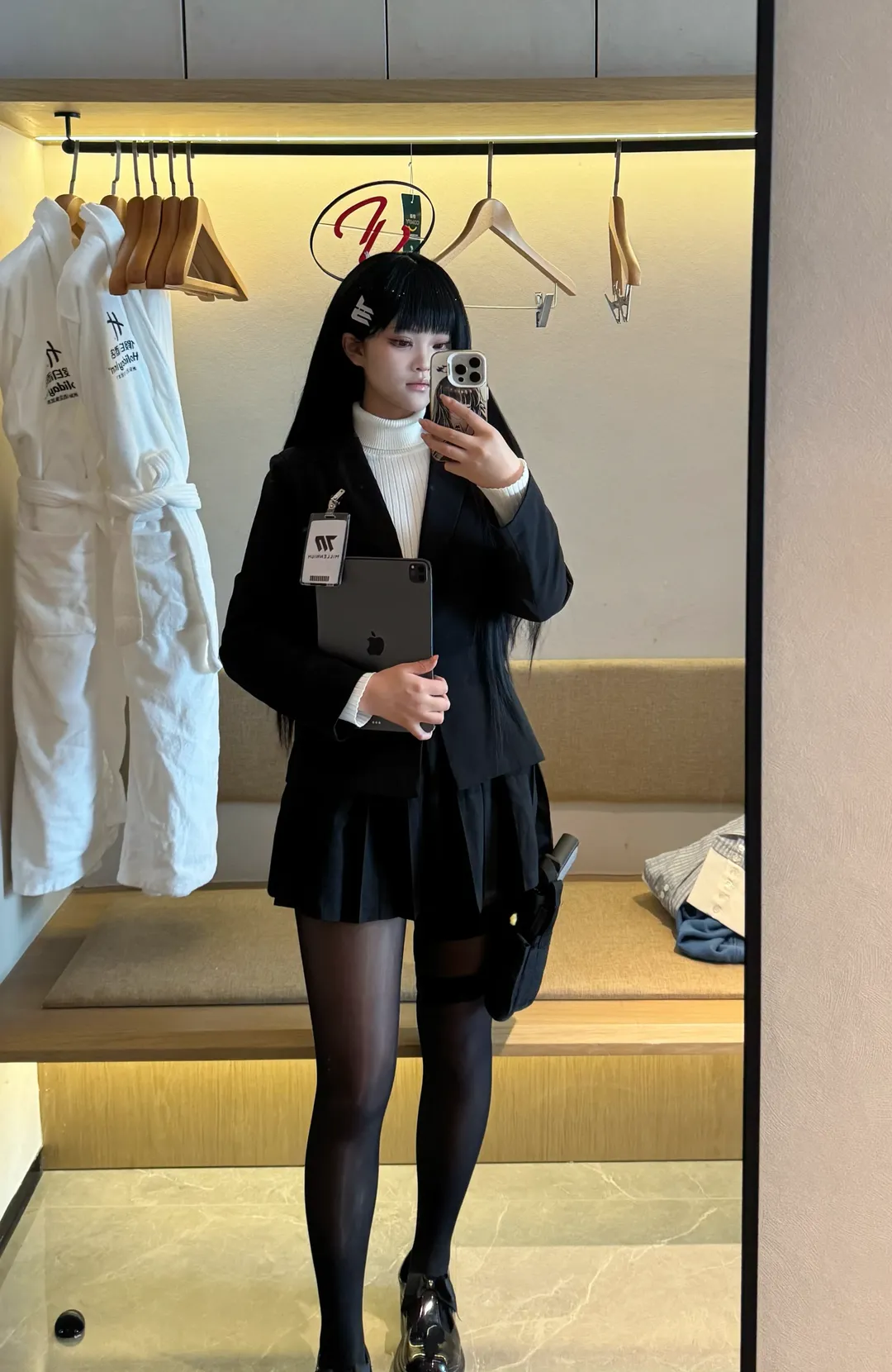 【调月莉音cos】蔚蓝档案的日常，黑色西装与百褶裙的漫展碎片
