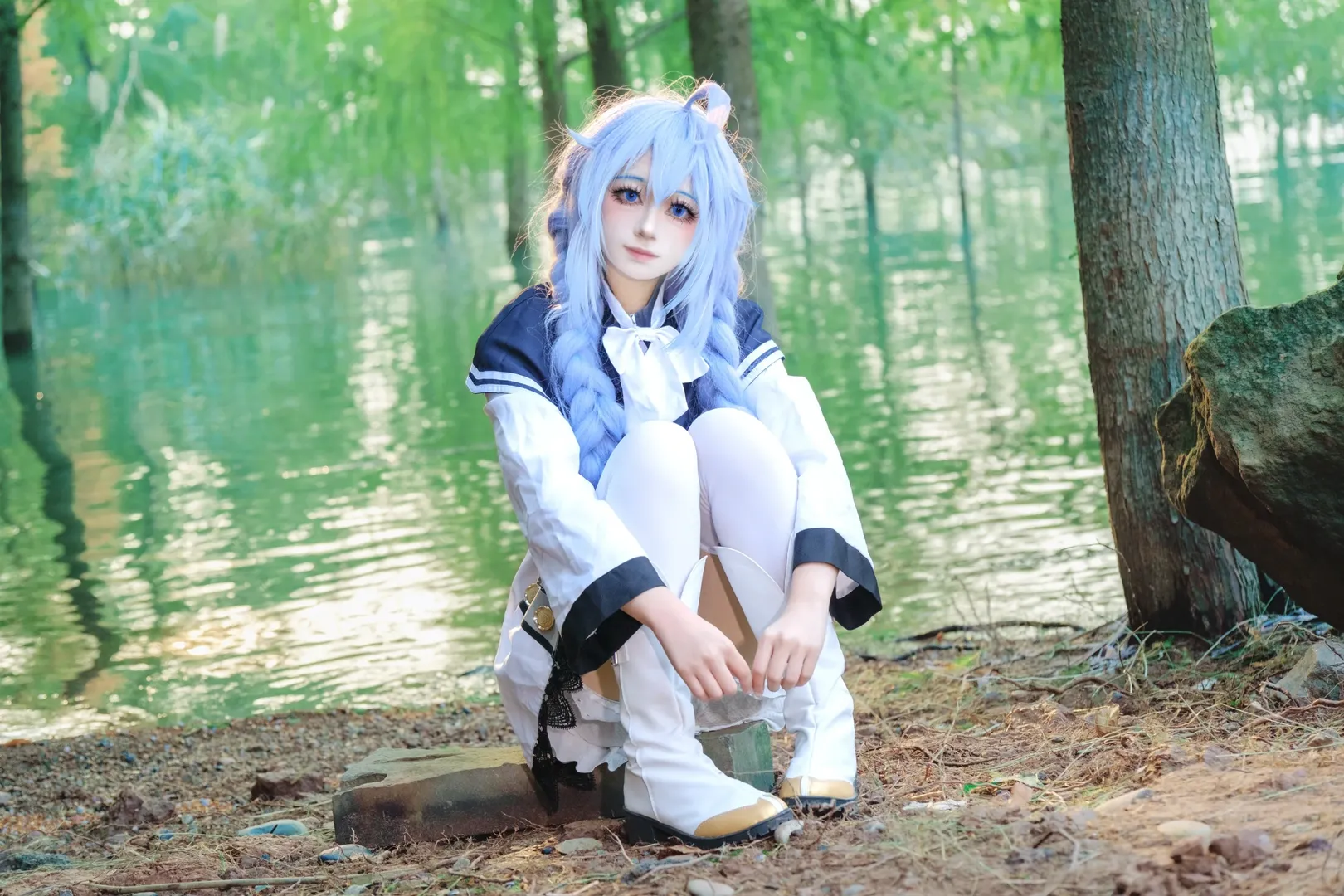【洛琪希cos】无职转生水边意境还原，白丝与制服细节分享 - 第 1 张