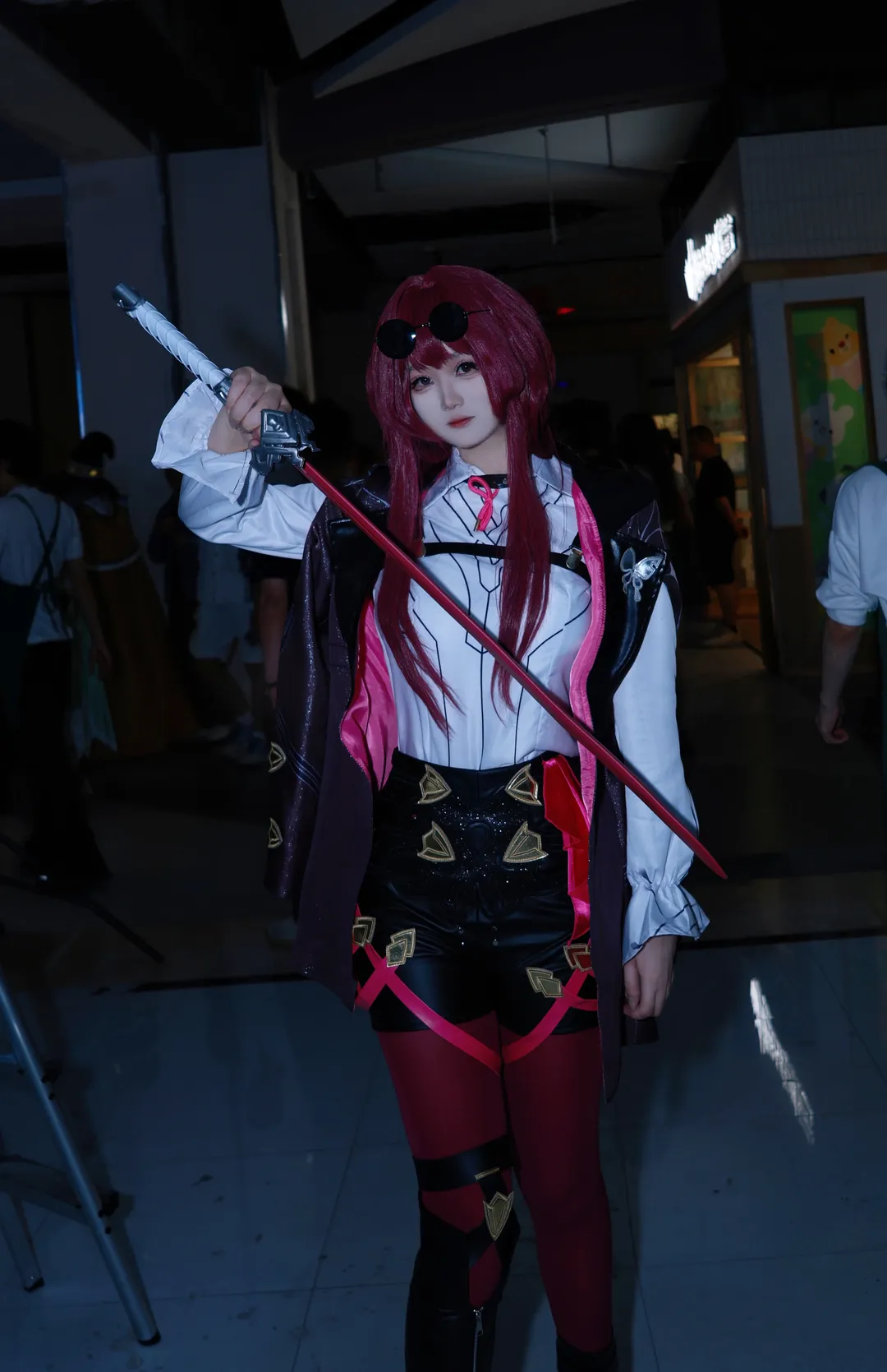 [Kafka cosplay] The Elegant Assassin of Honkai: Star Rail: Convention Photos with Red Stockings and Longsword - Image 1