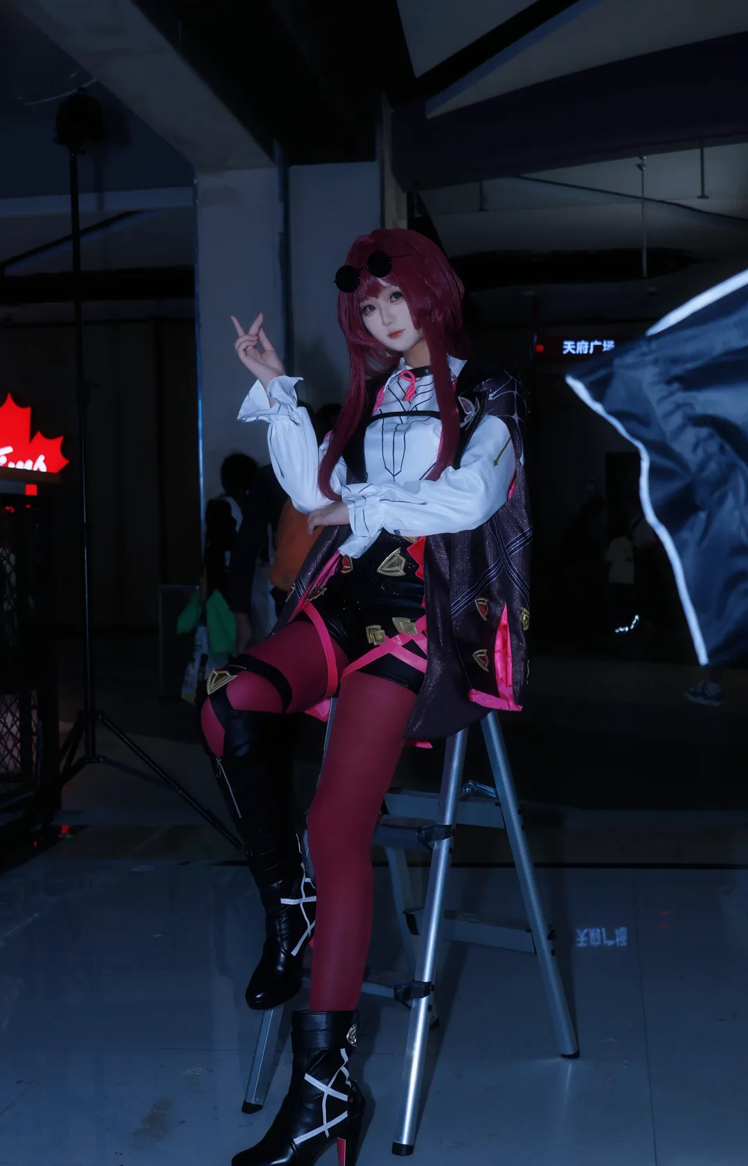 【卡芙卡cos】《崩坏星穹铁道》的优雅杀手，红色丝袜与长剑的漫展实录