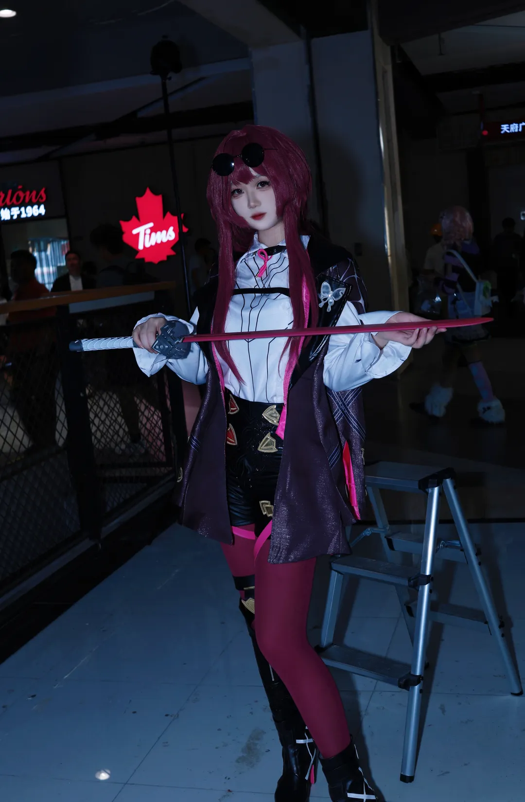 [Kafka cosplay] The Elegant Assassin of Honkai: Star Rail: Convention Photos with Red Stockings and Longsword - Image 3