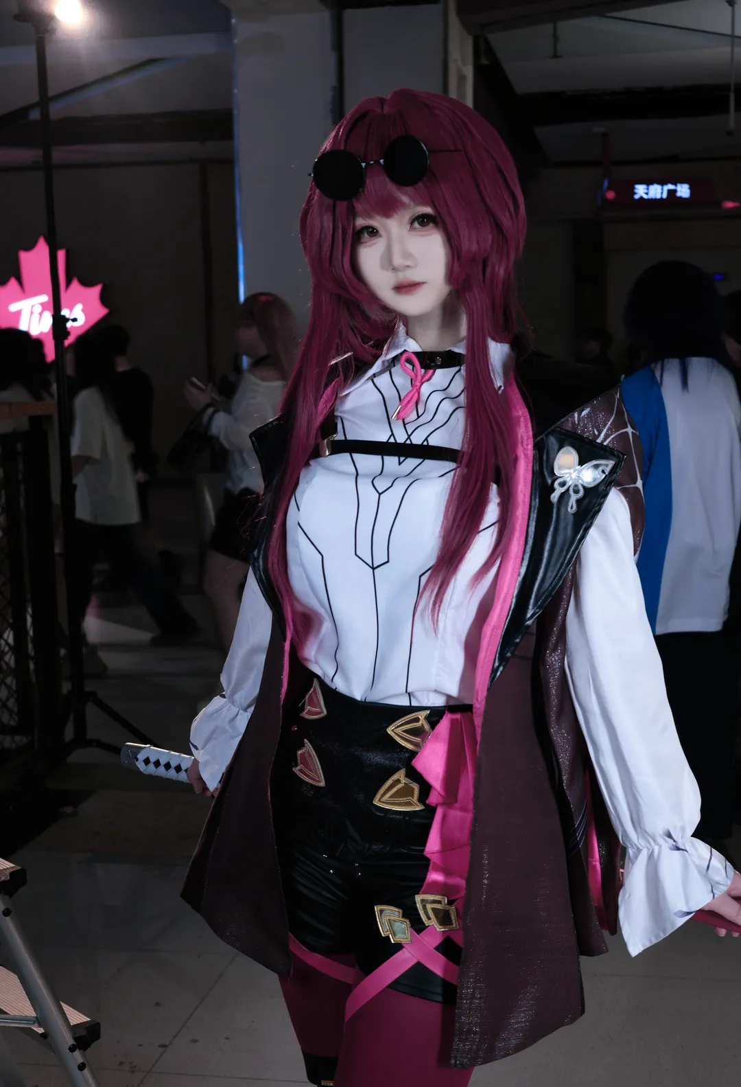 [Kafka cosplay] The Elegant Assassin of Honkai: Star Rail: Convention Photos with Red Stockings and Longsword - Image 4