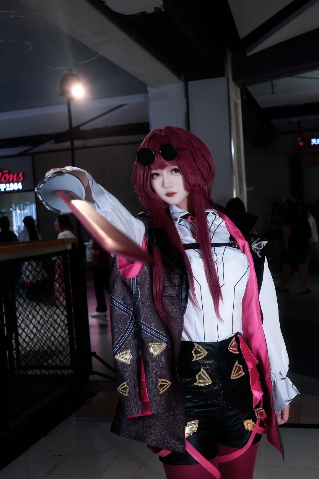 [Kafka cosplay] The Elegant Assassin of Honkai: Star Rail: Convention Photos with Red Stockings and Longsword - Image 5