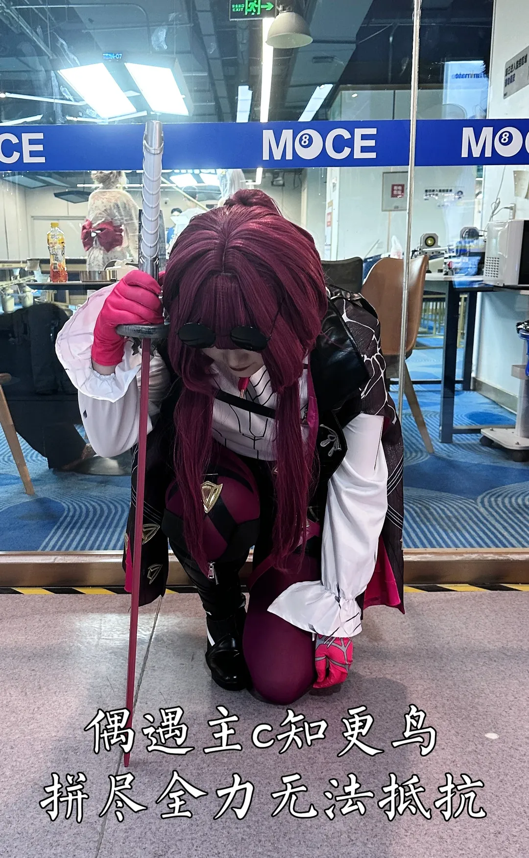 [Kafka cosplay] The Elegant Assassin of Honkai: Star Rail: Convention Photos with Red Stockings and Longsword - Image 6
