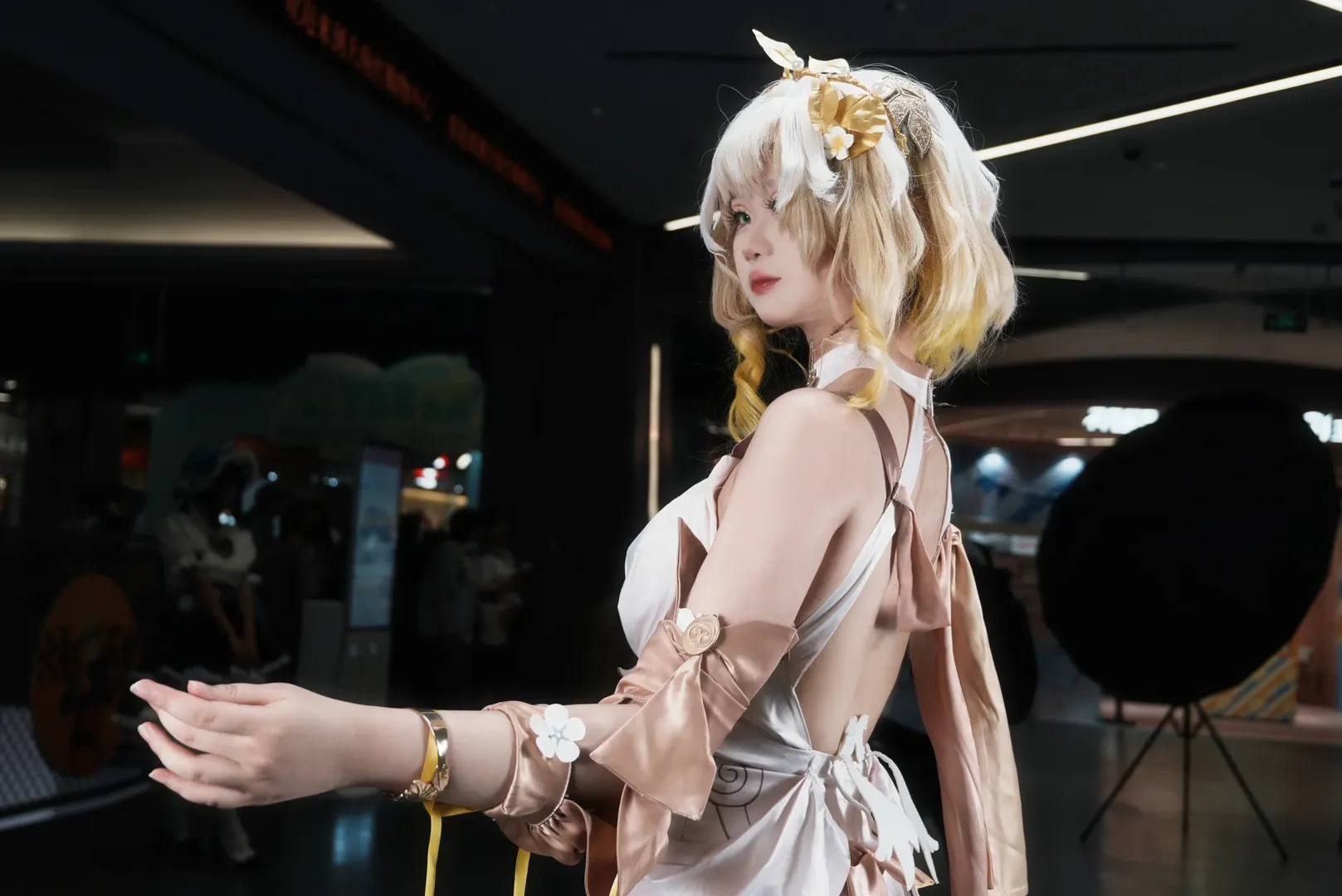 【アグライア コスプレ】『崩壊：スターレイル』のイベント写真、華やかな装いに隠された仕立屋 - 2 枚目