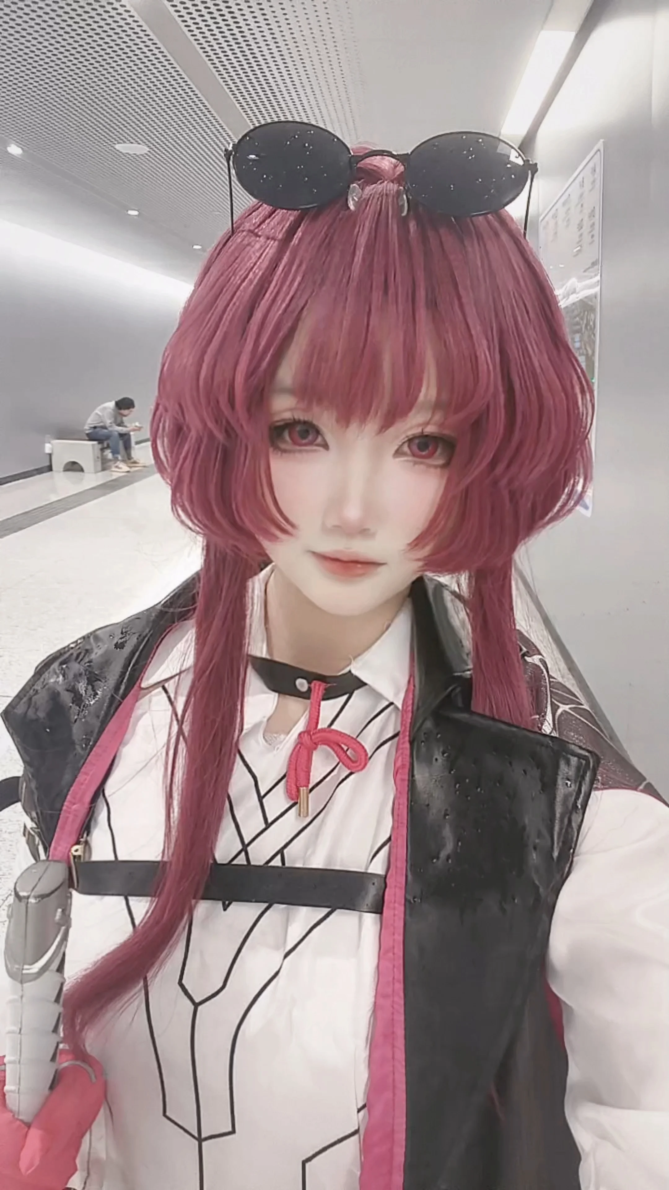 【卡芙卡cos】星穹铁道猎手的天府红街拍 - 第 1 张