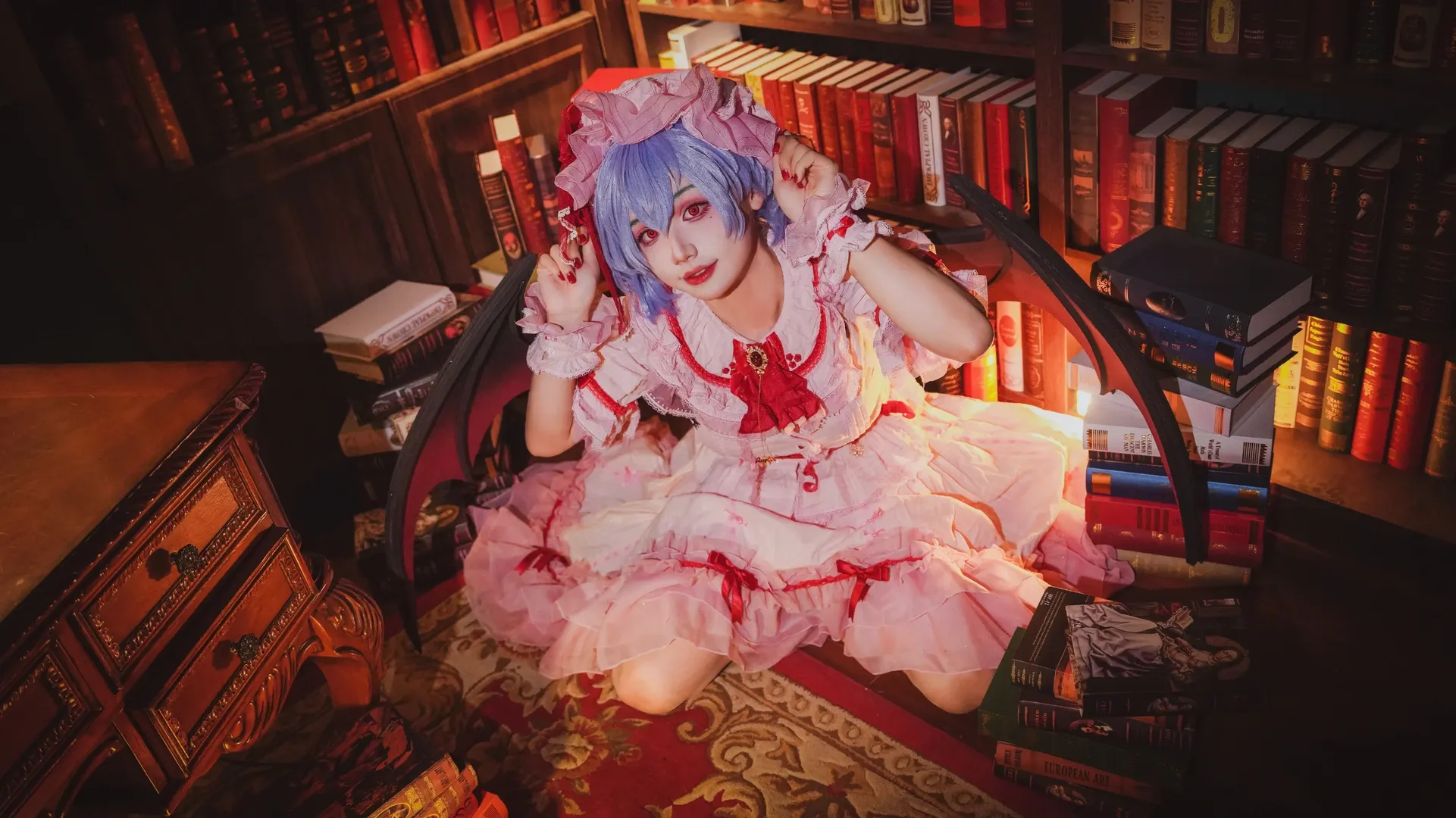 【レミリアコスプレ】『東方Project』レトロな書斎に佇むヴァンパイア少女 - 2 枚目