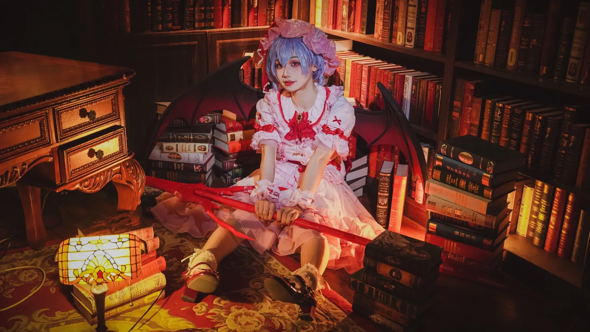 【レミリアコスプレ】『東方Project』レトロな書斎に佇むヴァンパイア少女 - 3 枚目