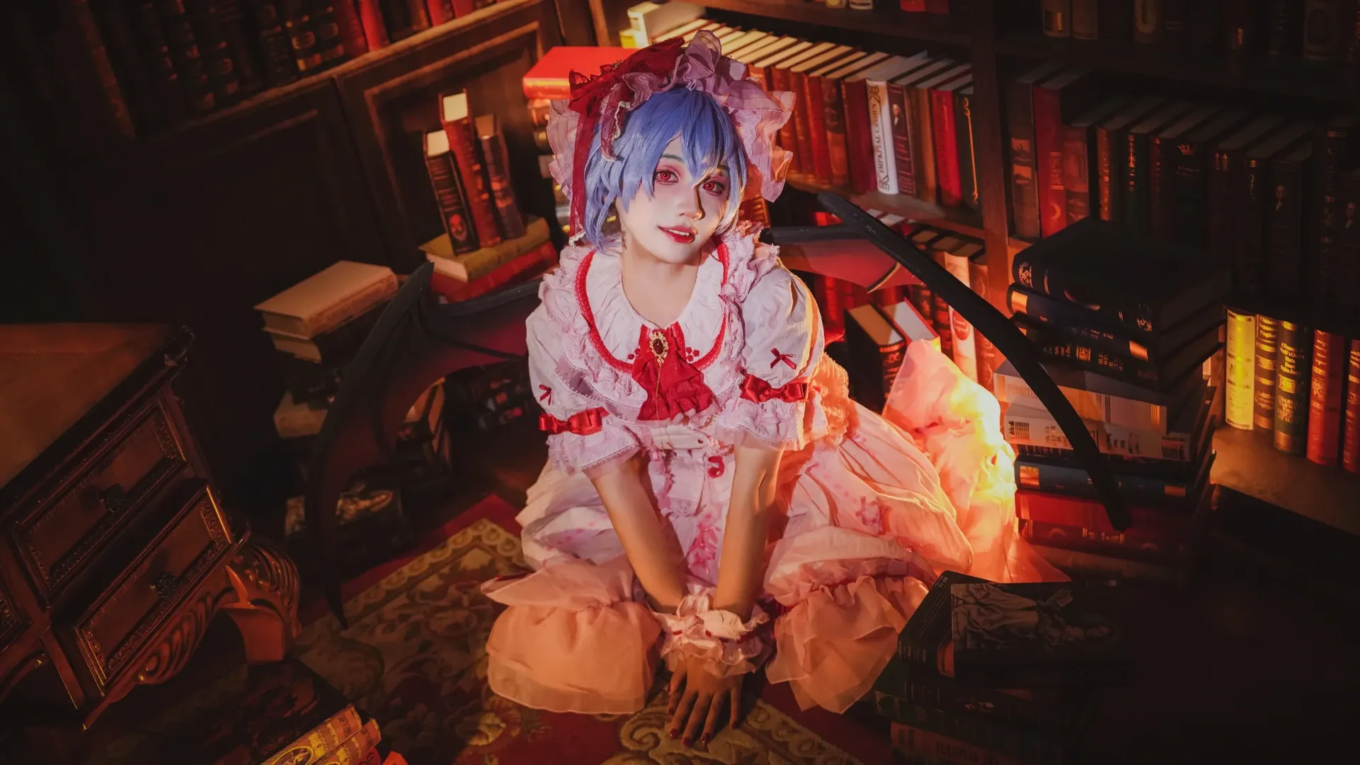 【レミリアコスプレ】『東方Project』レトロな書斎に佇むヴァンパイア少女 - 4 枚目
