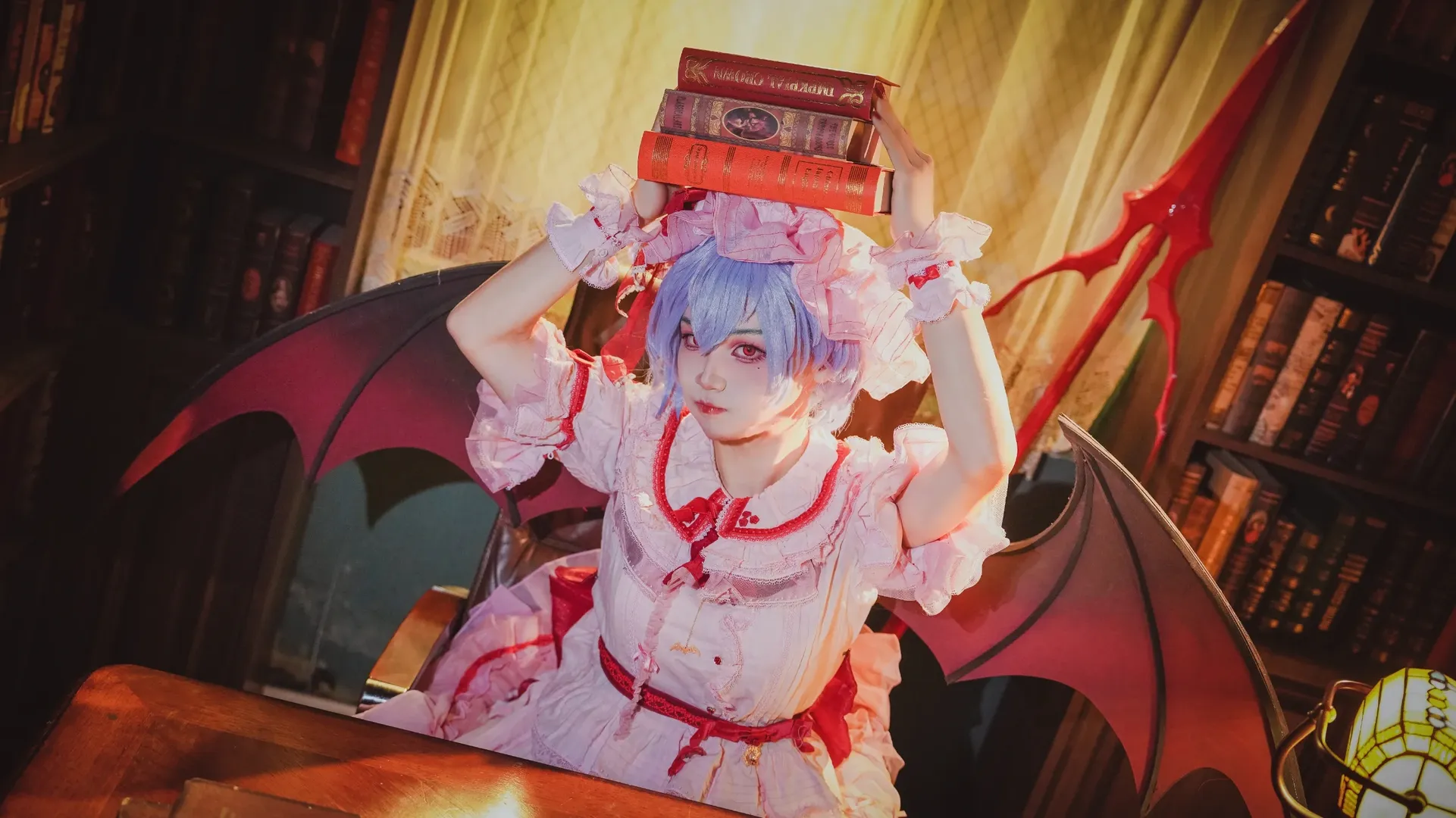 【レミリアコスプレ】『東方Project』レトロな書斎に佇むヴァンパイア少女 - 5 枚目