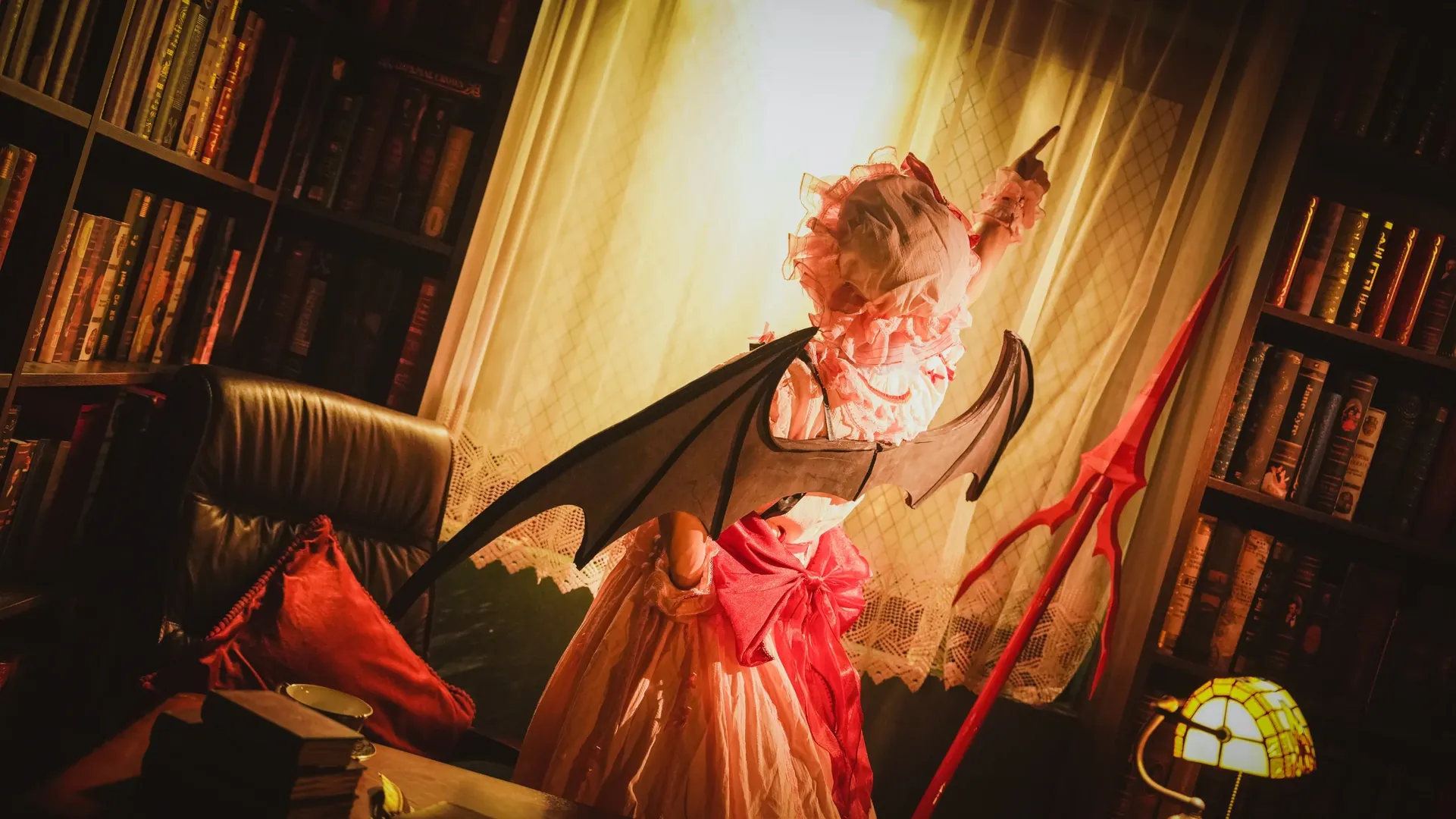 【レミリアコスプレ】『東方Project』レトロな書斎に佇むヴァンパイア少女 - 6 枚目