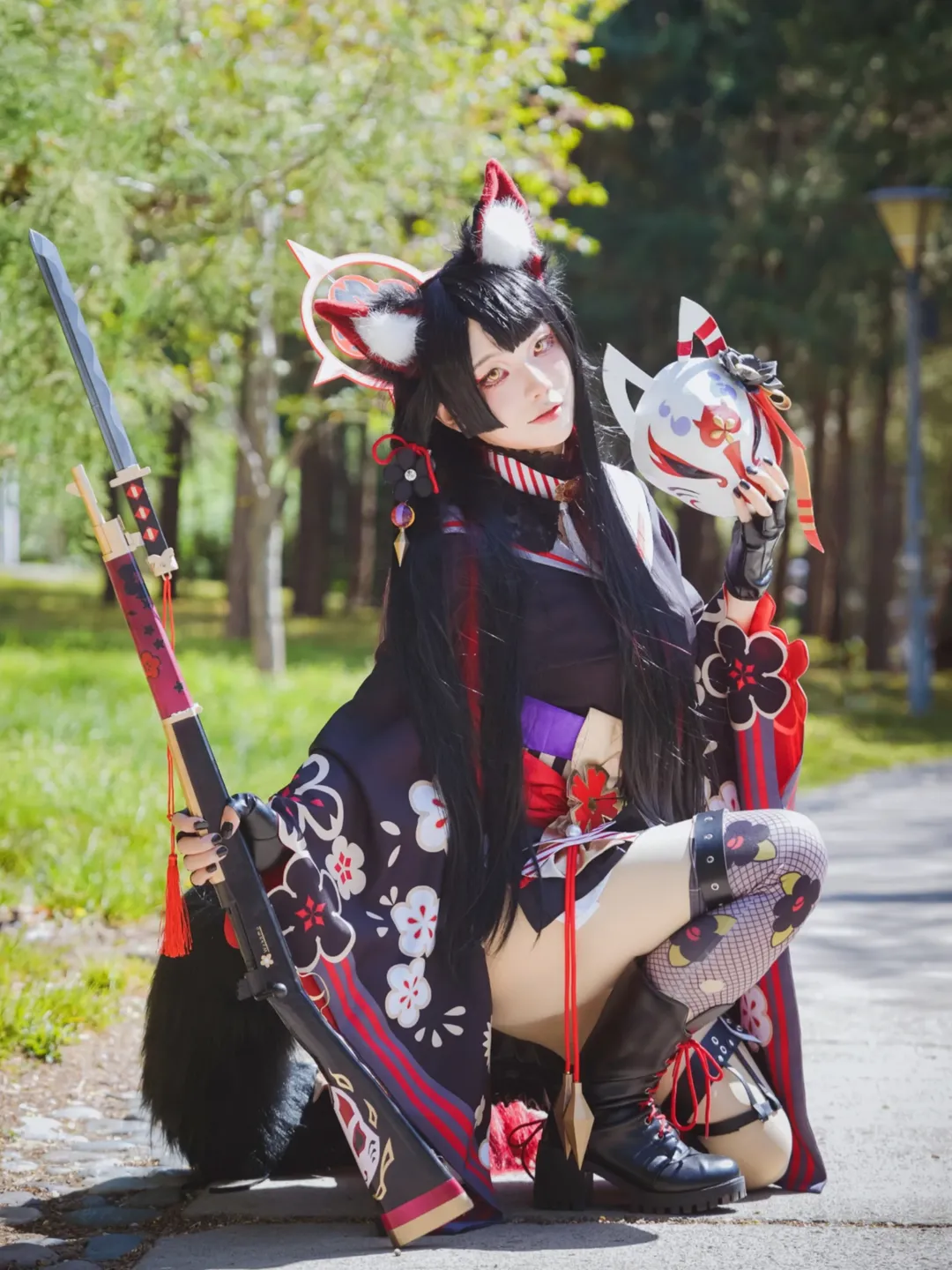 【狐坂ワカモ コスプレ】『ブルーアーカイブ』玉淵潭の並木道に佇む狐の影 - 1 枚目
