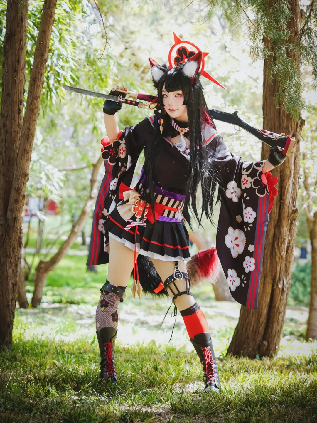 【狐坂ワカモ コスプレ】『ブルーアーカイブ』玉淵潭の並木道に佇む狐の影 - 3 枚目