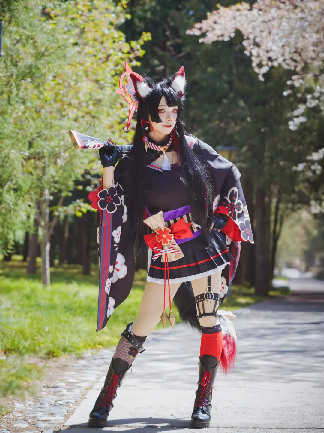 【狐坂ワカモ コスプレ】『ブルーアーカイブ』玉淵潭の並木道に佇む狐の影 - 4 枚目