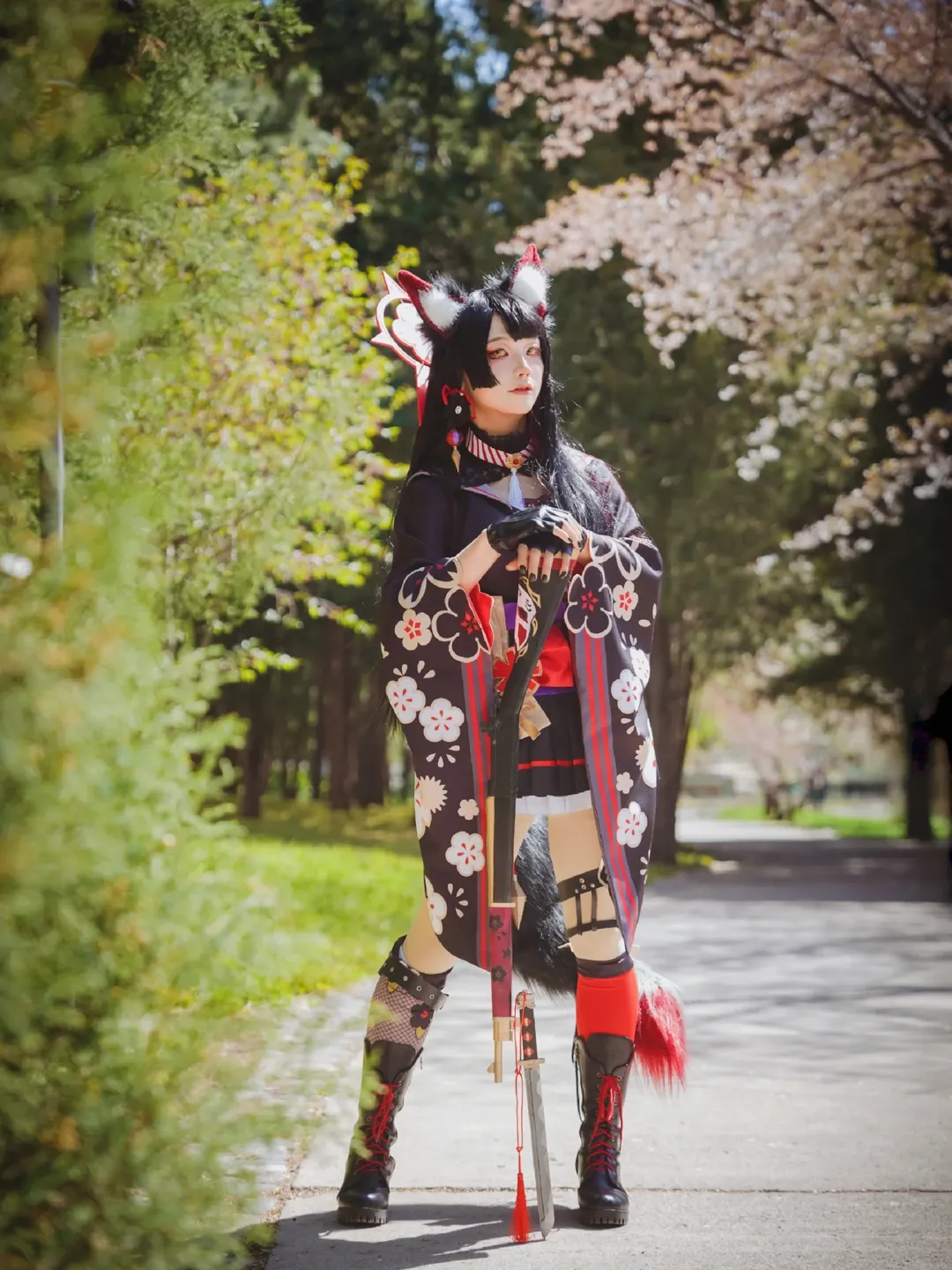 【狐坂ワカモ コスプレ】『ブルーアーカイブ』玉淵潭の並木道に佇む狐の影 - 5 枚目