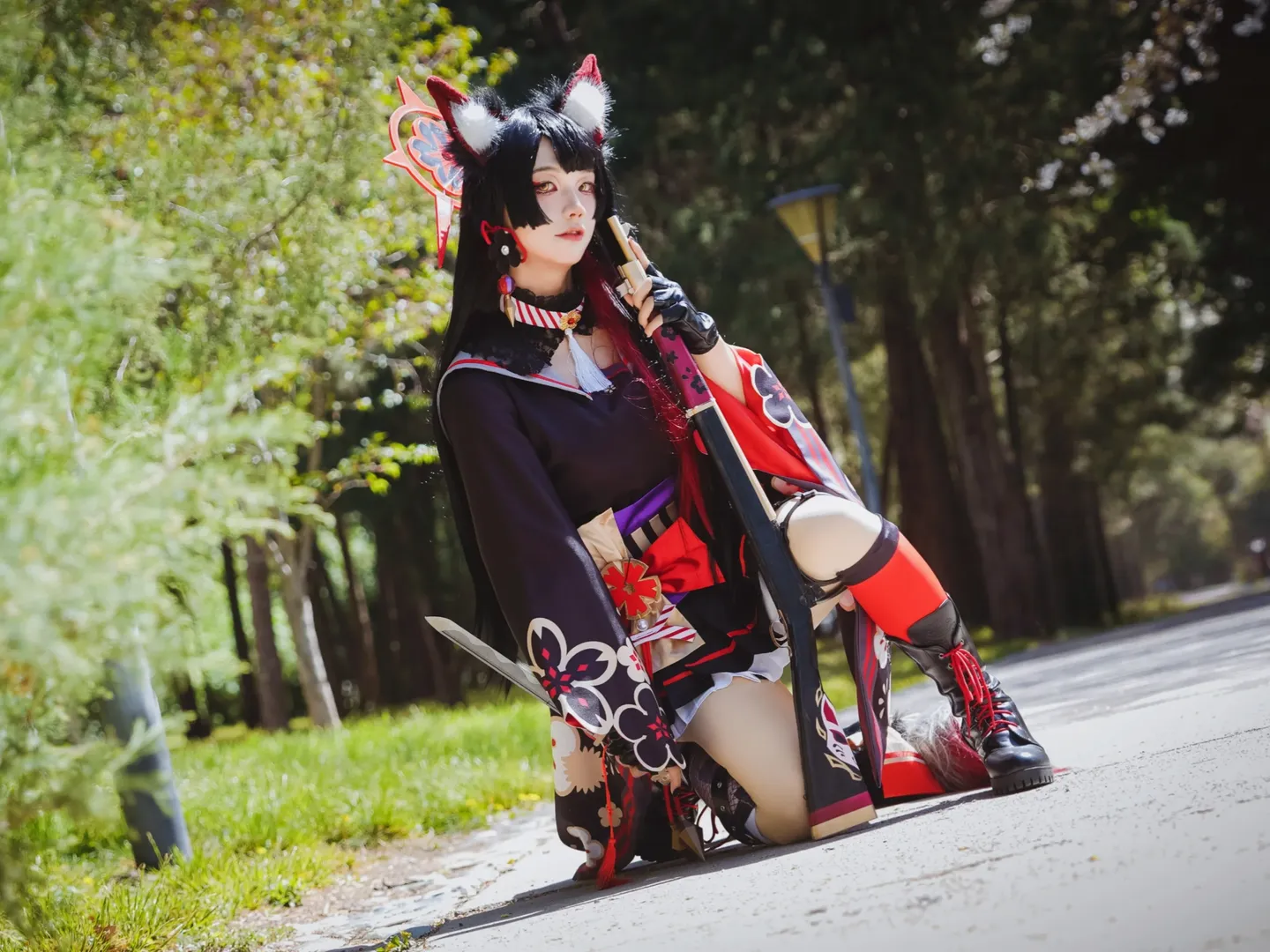 【狐坂ワカモ コスプレ】『ブルーアーカイブ』玉淵潭の並木道に佇む狐の影 - 6 枚目