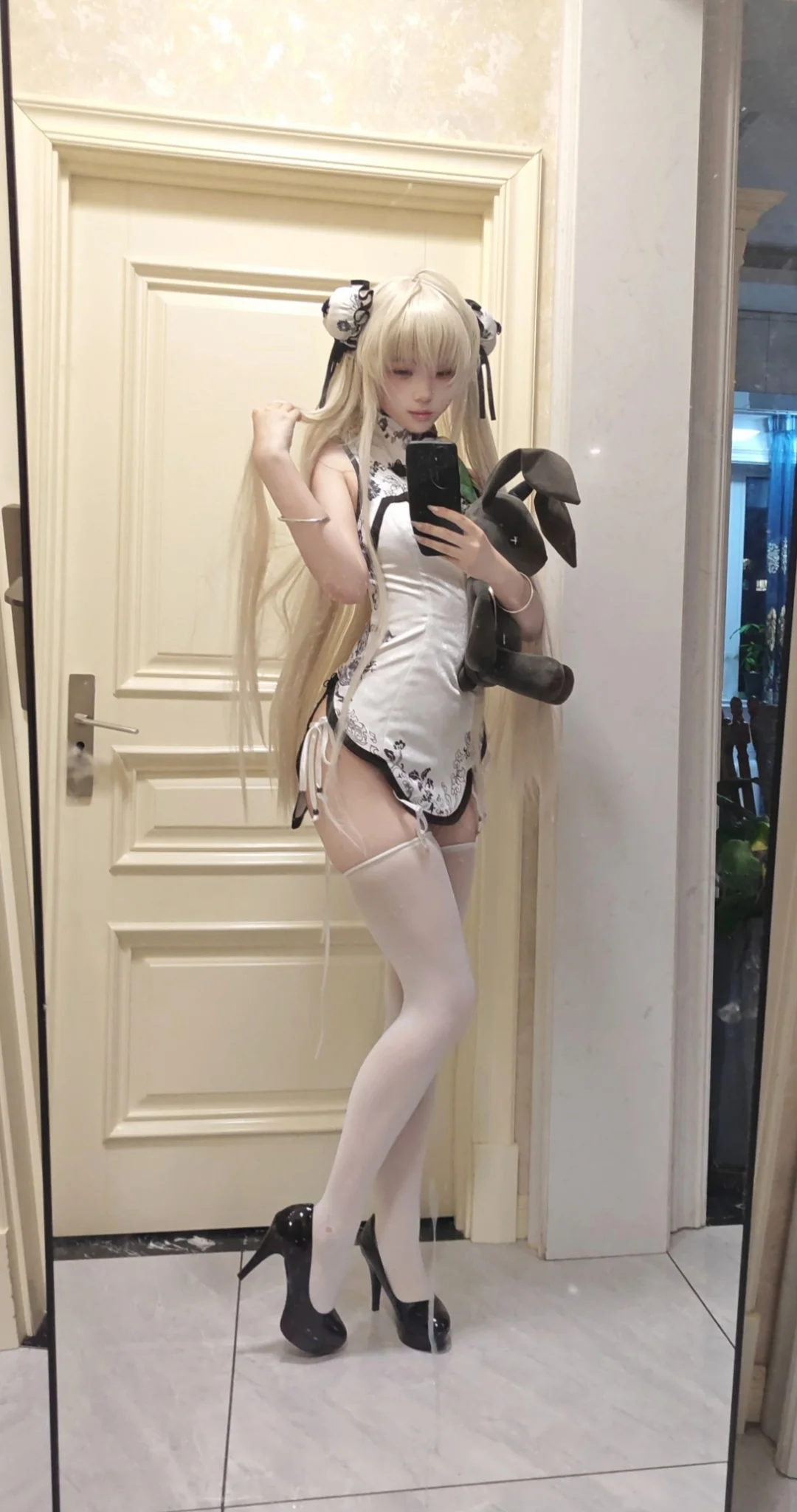 [Kasugano Sora cosplay] Mirror Selfie Record of Modern Cheongsam in Black and White Paired with White Stockings and High Heels - Image 1