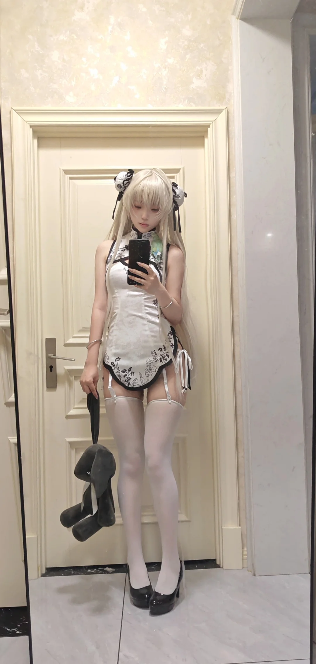 [Kasugano Sora cosplay] Mirror Selfie Record of Modern Cheongsam in Black and White Paired with White Stockings and High Heels - Image 2