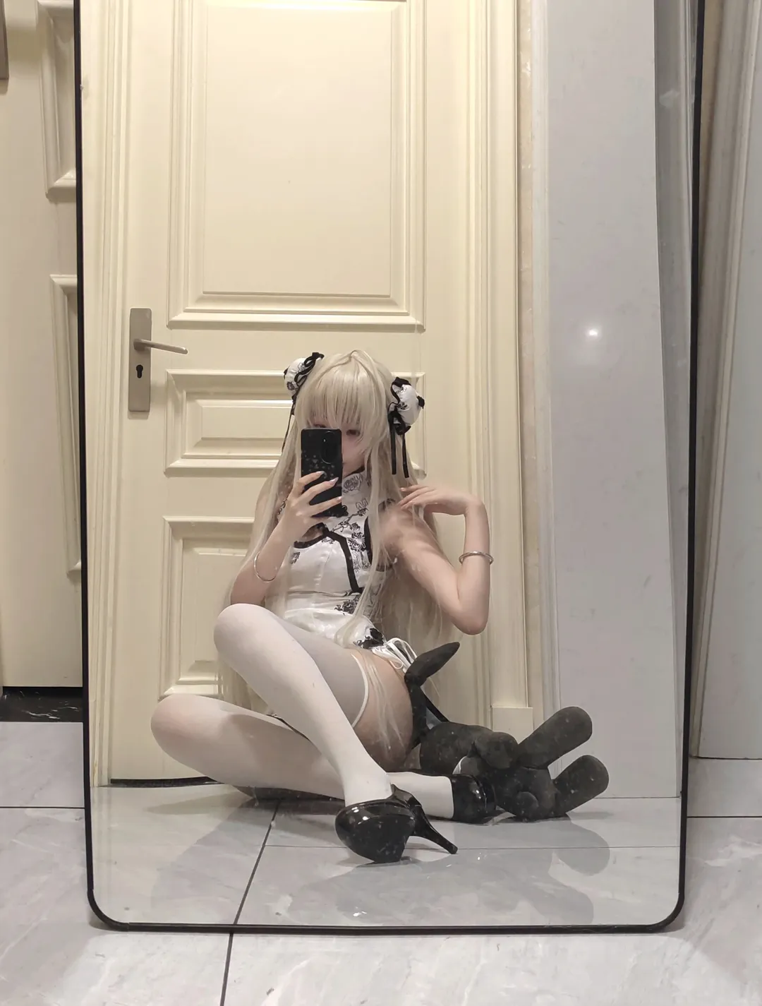 【穹妹cos】黑白改良旗袍搭配白丝与高跟鞋的镜面自拍记录