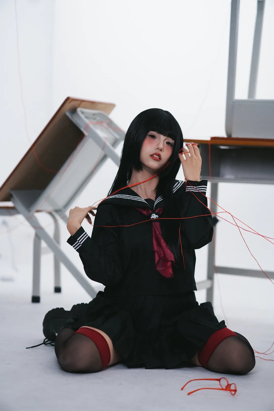 黑水手服与红线，怪诞少女的静谧之语