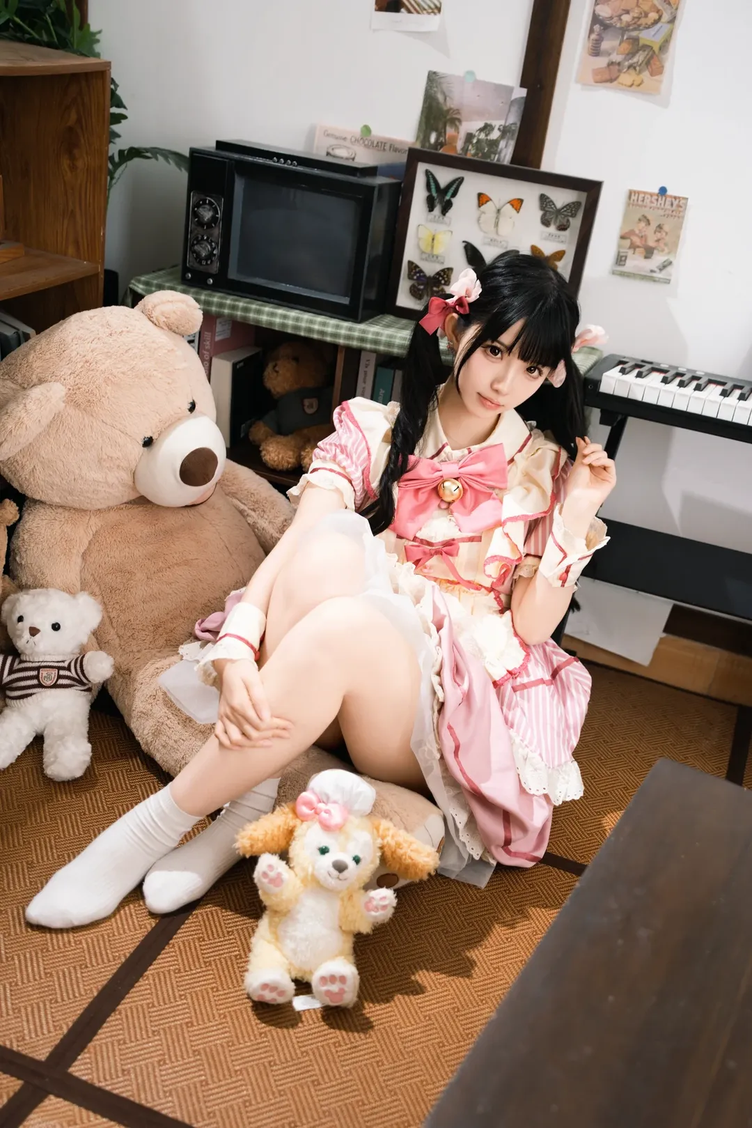 这套粉白条纹的女仆装在小熊房间里太出片了