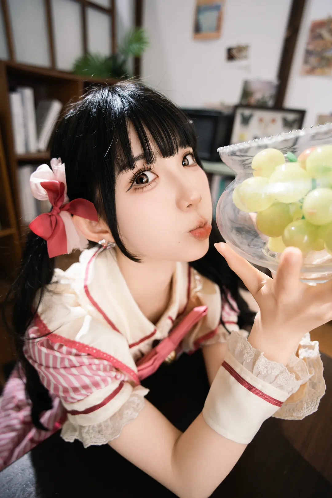 這套粉白條紋的女僕裝在小熊房間裡太出片了 - 第 3 張