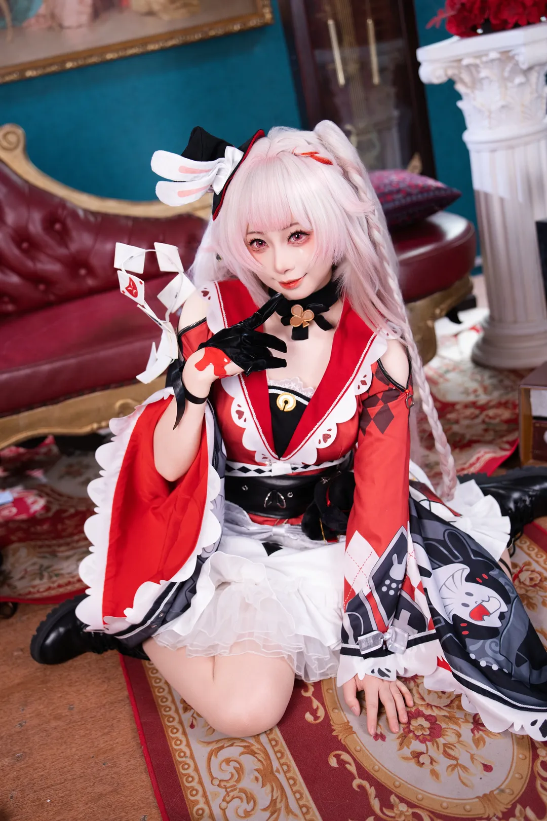 【原神cos】红黑白配色的女仆元素场照，梦幻扑克牌里的童话感