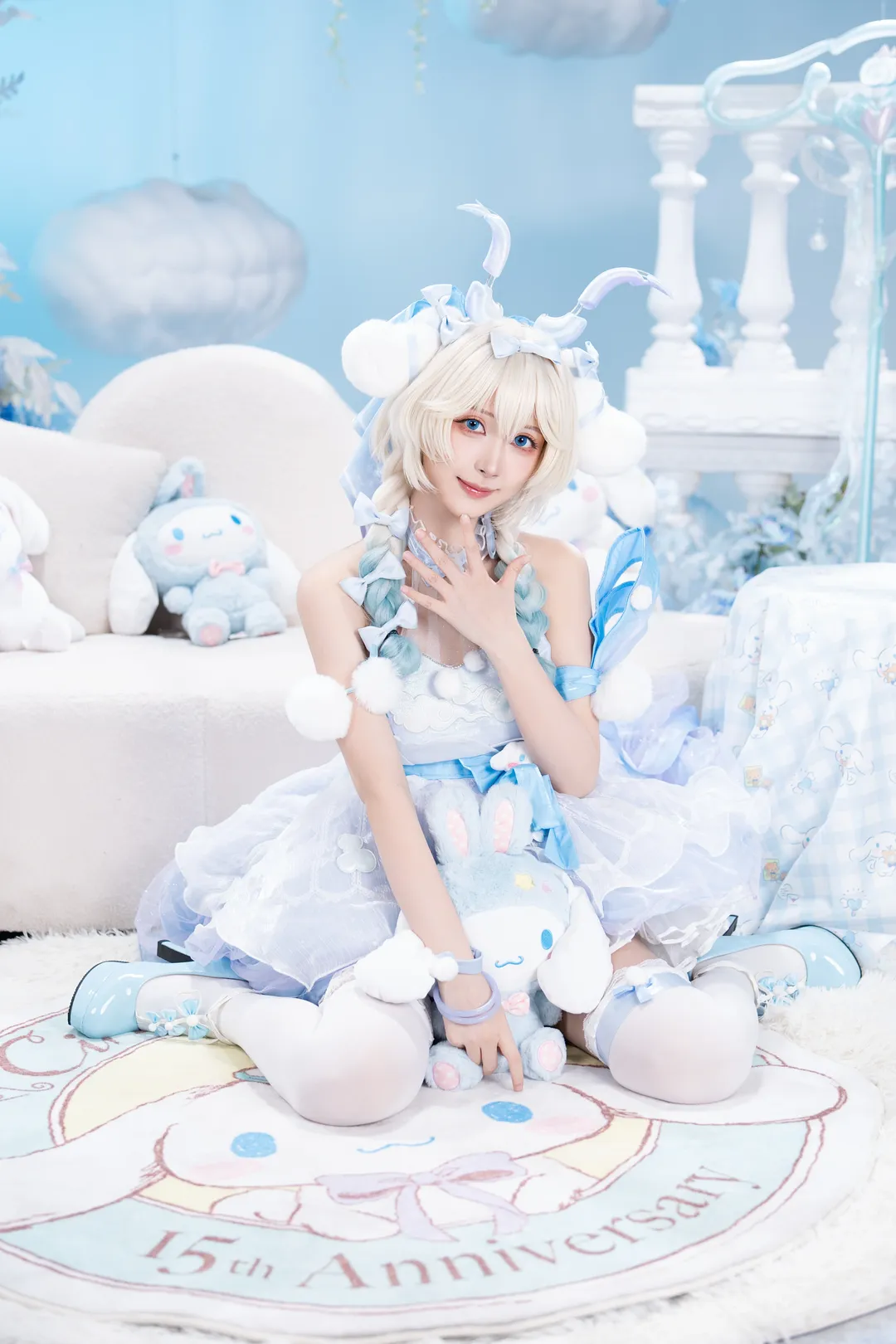 蓝白梦幻风的cosplay造型，蓬蓬裙和丝袜的完美搭配 - 第 1 张