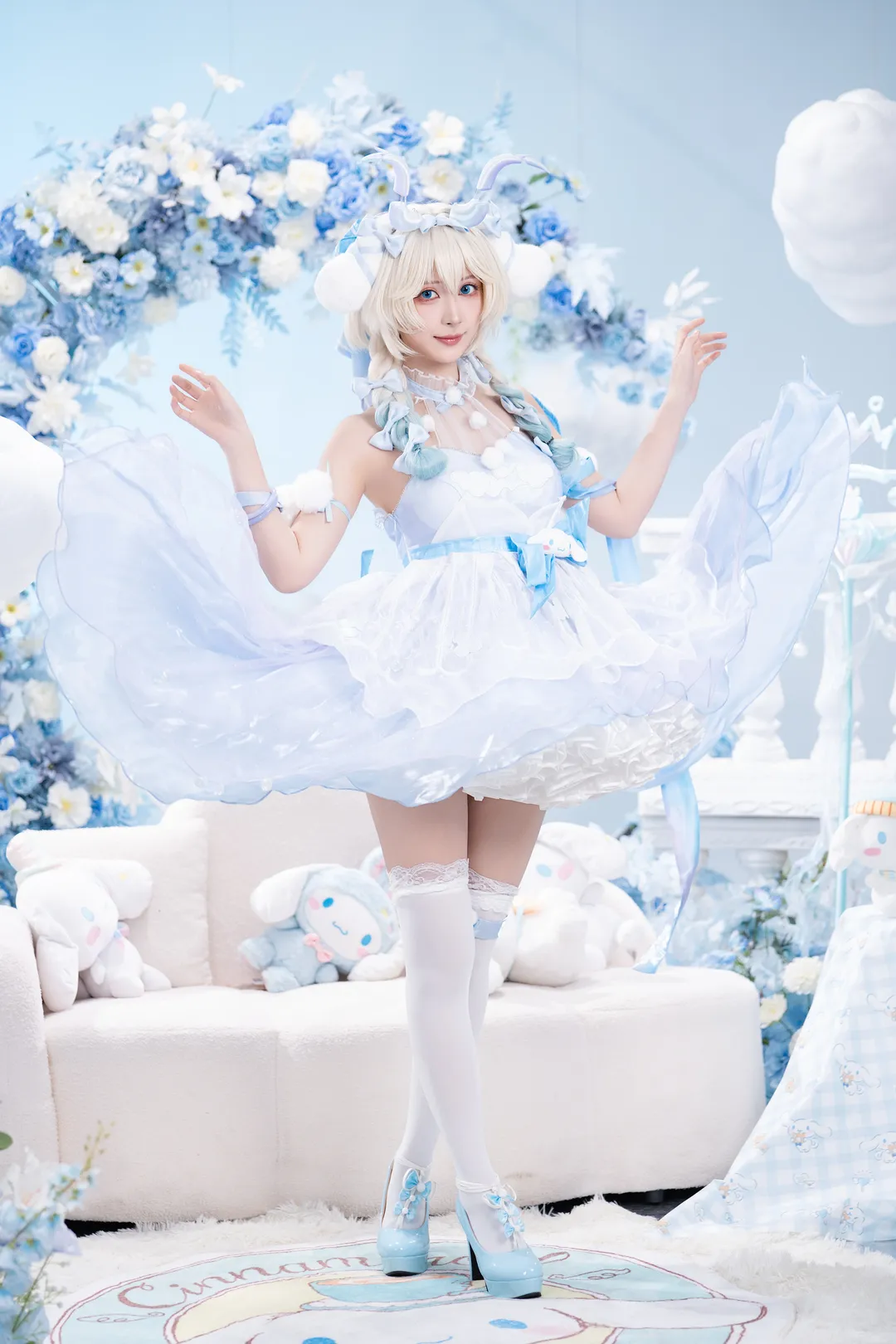 蓝白梦幻风的cosplay造型，蓬蓬裙和丝袜的完美搭配