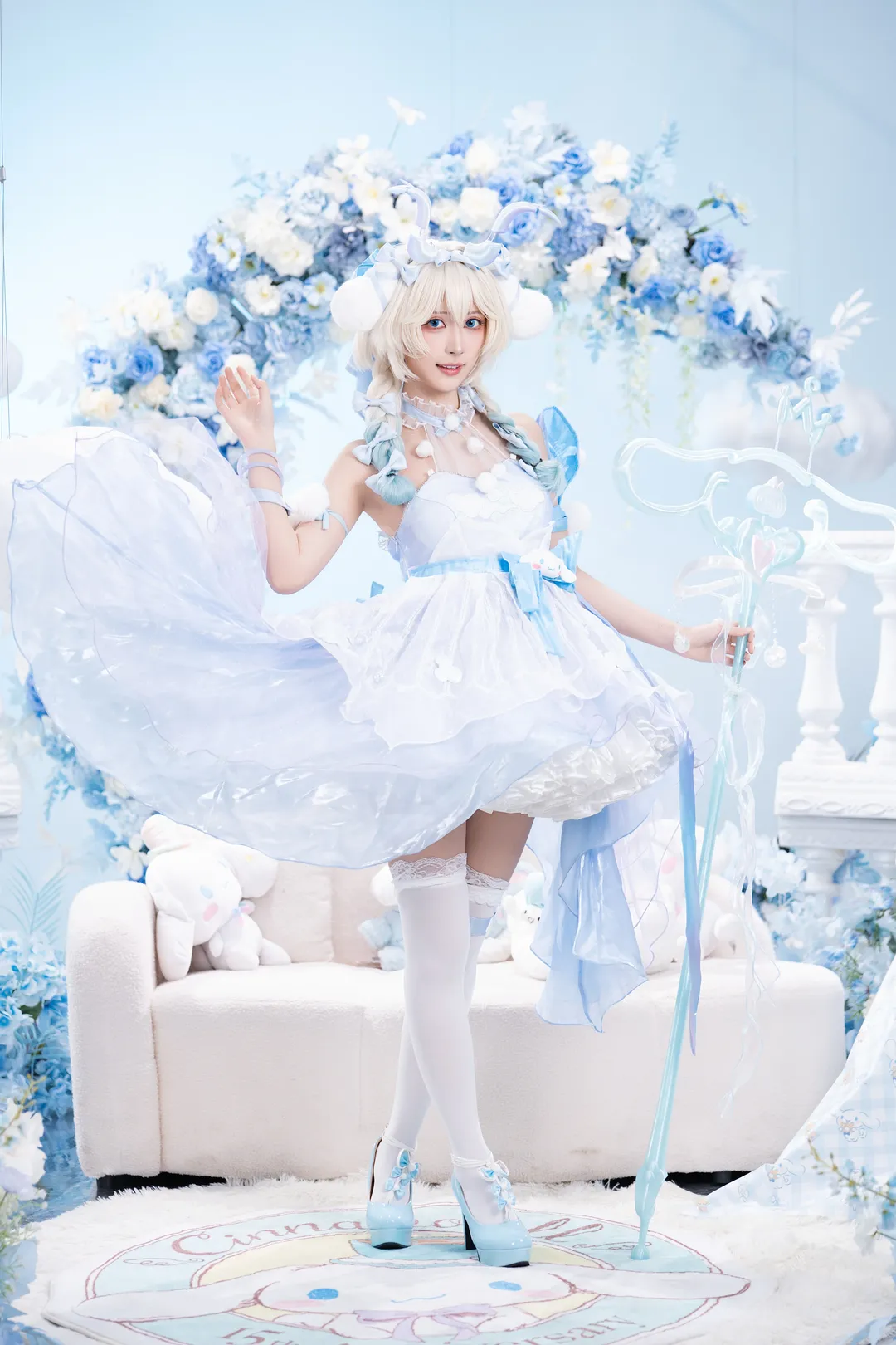 蓝白梦幻风的cosplay造型，蓬蓬裙和丝袜的完美搭配 - 第 4 张