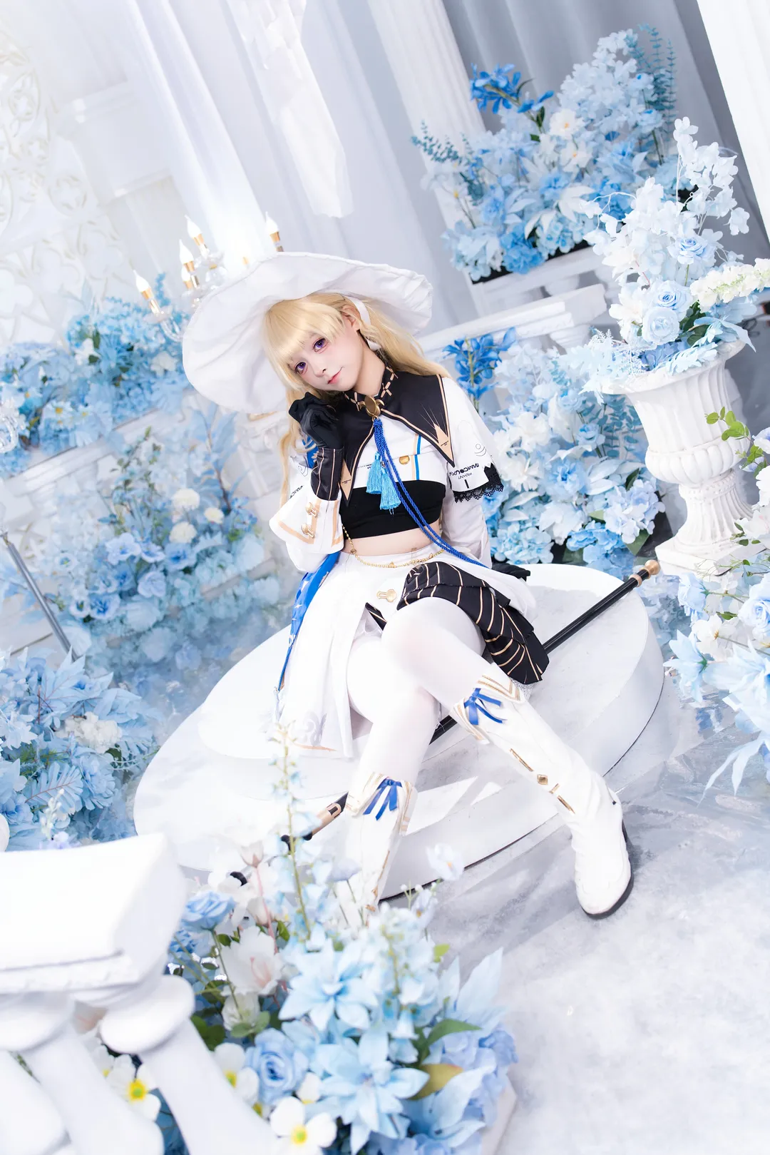 【菲比cos】蓝白花海里的魔法杖与白丝 - 第 1 张