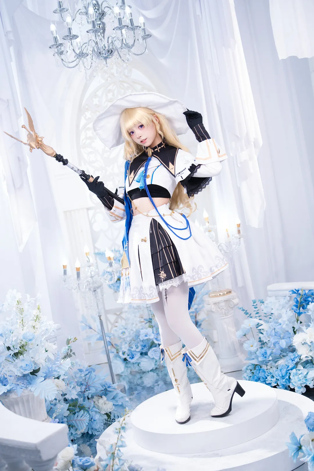 【菲比cos】蓝白花海里的魔法杖与白丝 - 第 2 张