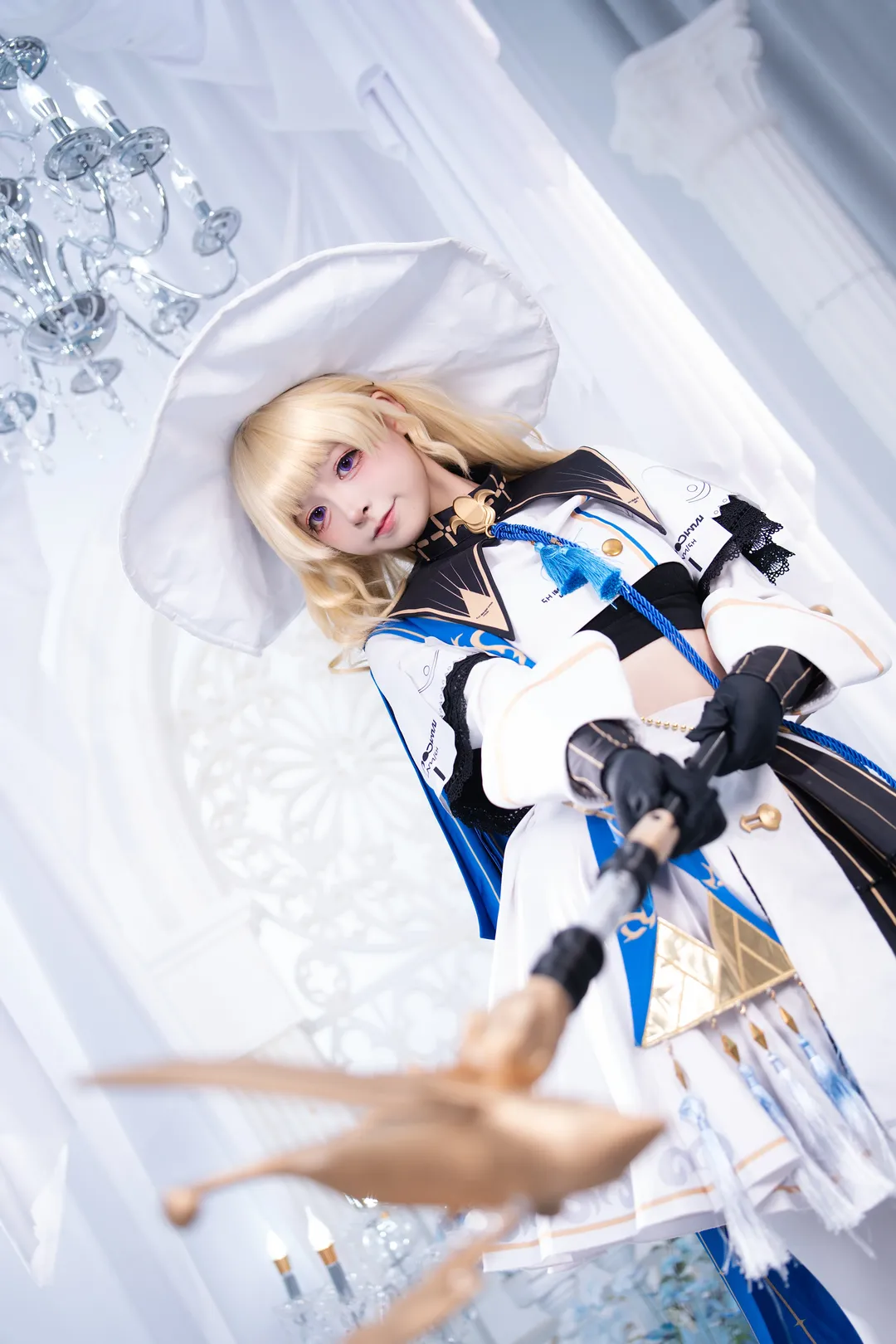 【菲比cos】蓝白花海里的魔法杖与白丝 - 第 3 张