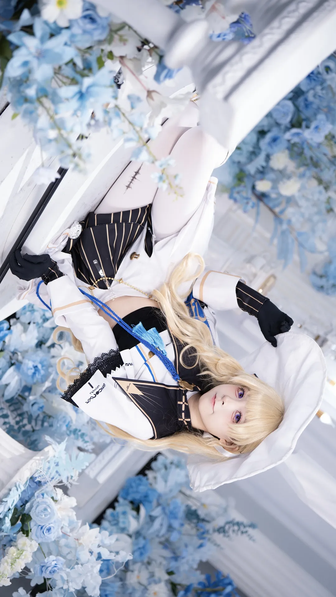 【菲比cos】蓝白花海里的魔法杖与白丝
