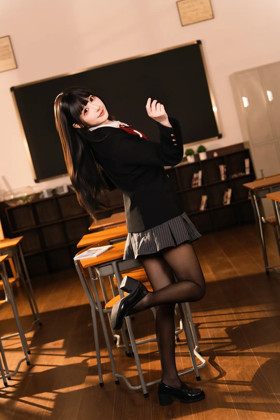 教室里的阳光与黑丝，这套学院风JK制服太有校供感了 - 第 2 张