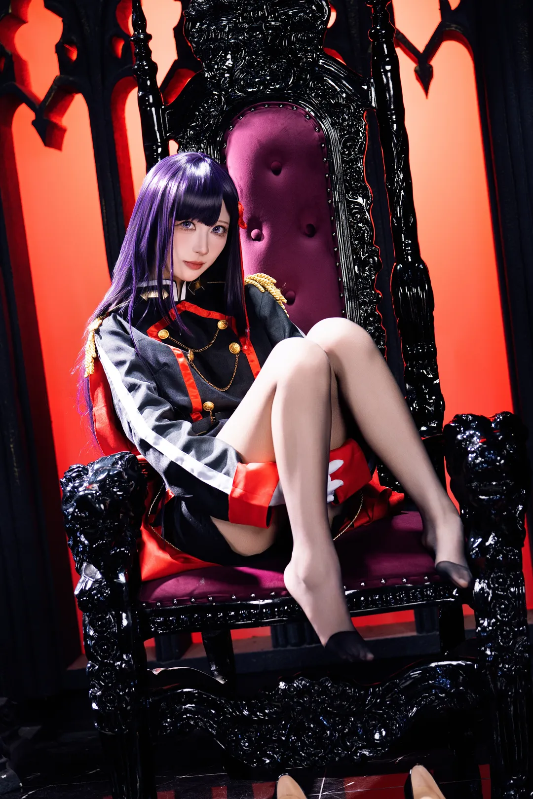 【山城恋コスプレ】ゴシックの玉座に君臨する赤黒の軍服、圧倒的な威圧感 - 1 枚目