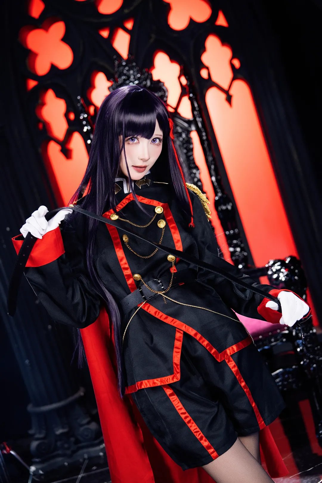 【山城恋コスプレ】ゴシックの玉座に君臨する赤黒の軍服、圧倒的な威圧感 - 3 枚目