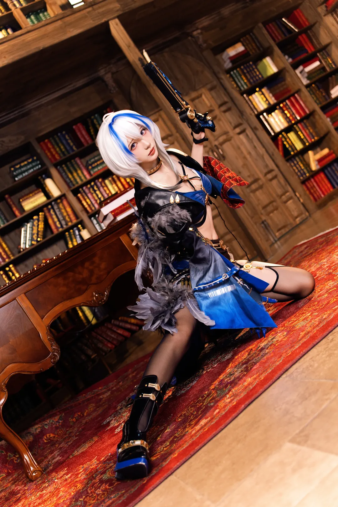 【嘉贝莉娜cos】复古书香里的冷色撞色，羽毛与漆皮的质感交汇 - 第 1 张