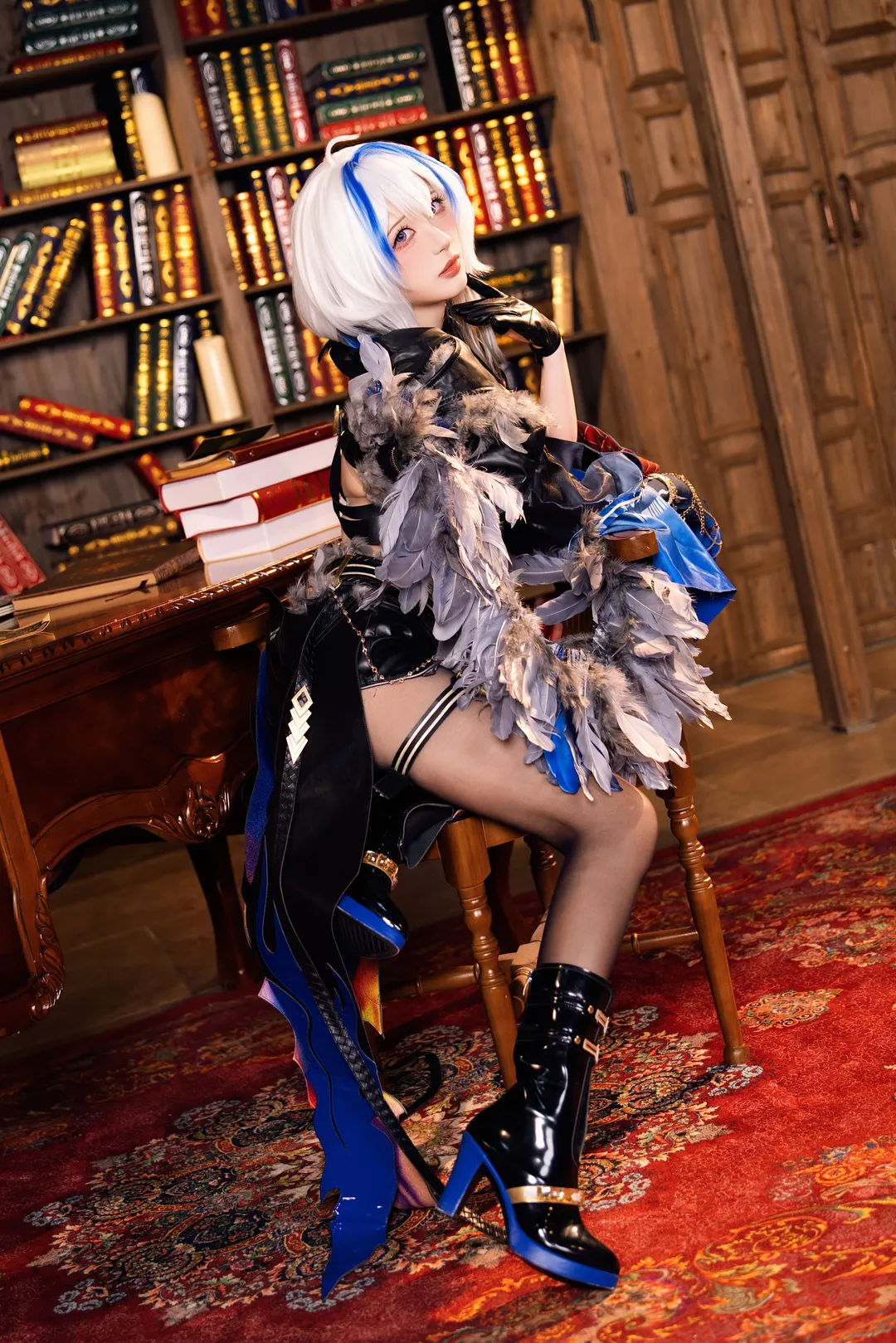 【嘉贝莉娜cos】复古书香里的冷色撞色，羽毛与漆皮的质感交汇 - 第 2 张