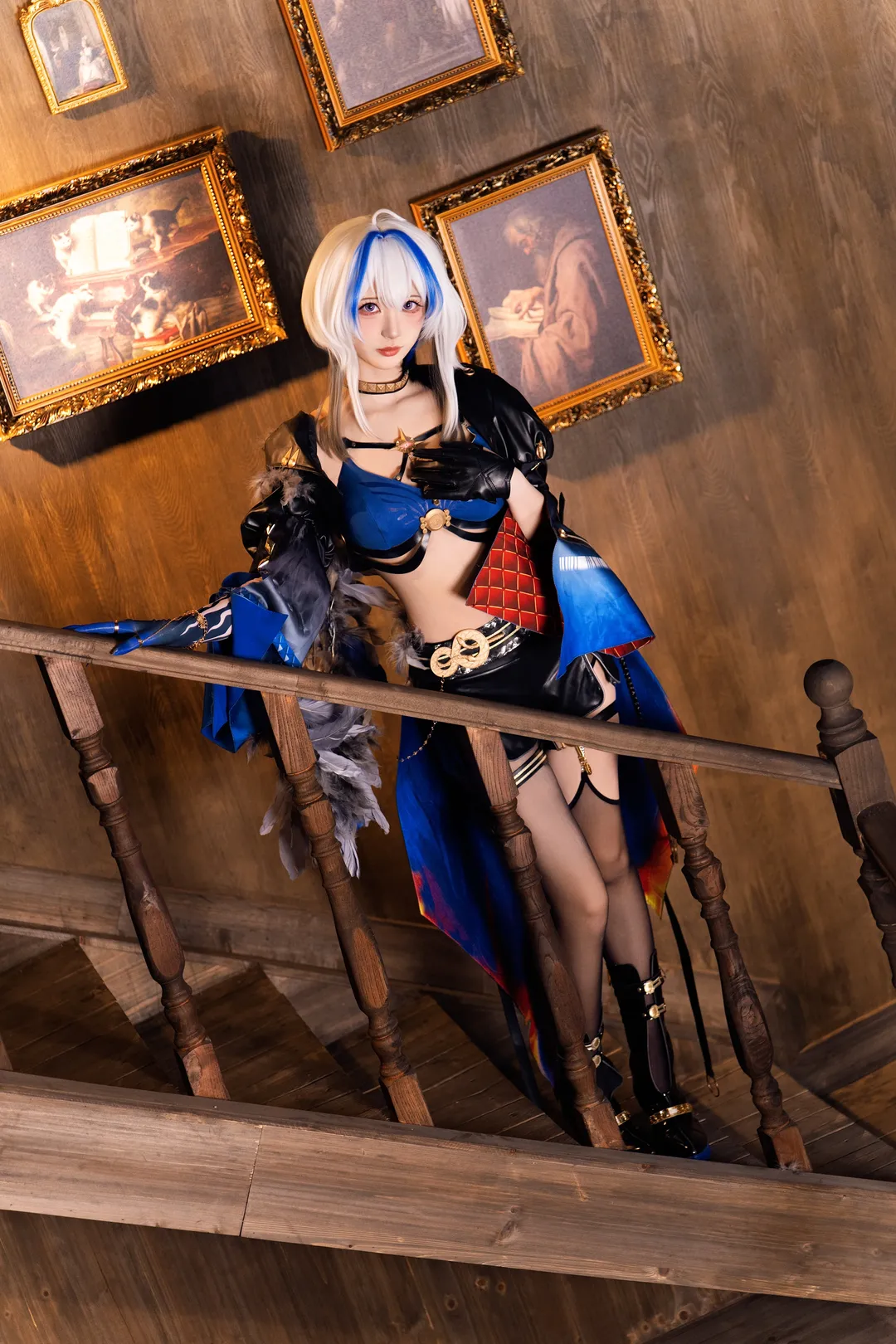 【嘉贝莉娜cos】复古书香里的冷色撞色，羽毛与漆皮的质感交汇