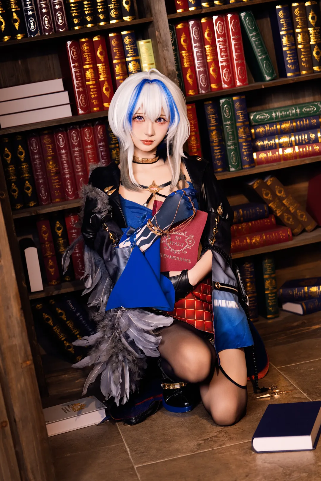 【嘉贝莉娜cos】复古书香里的冷色撞色，羽毛与漆皮的质感交汇 - 第 4 张