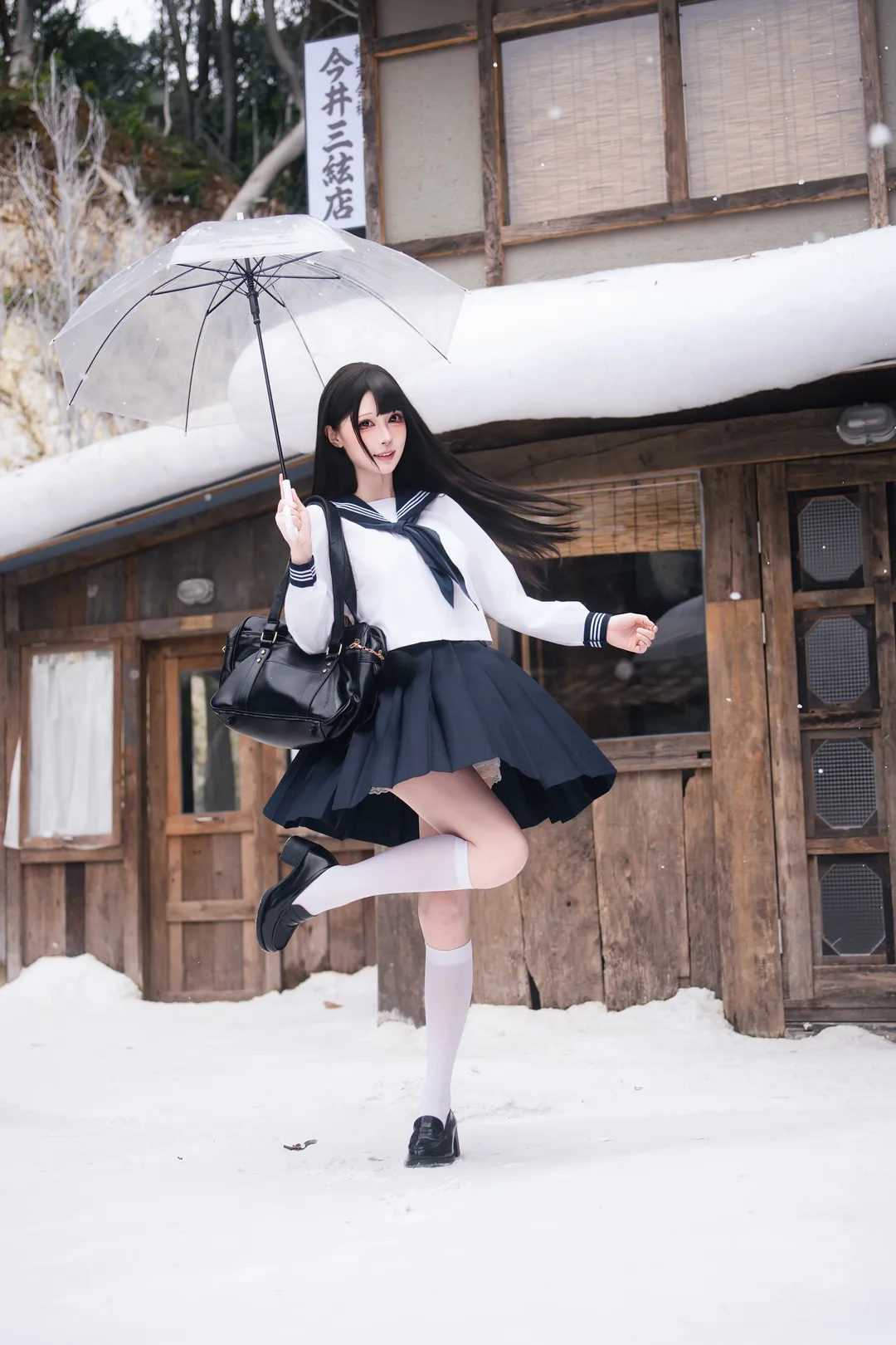 雪地里的JK制服，冬日氛围感穿搭分享 - 第 1 张