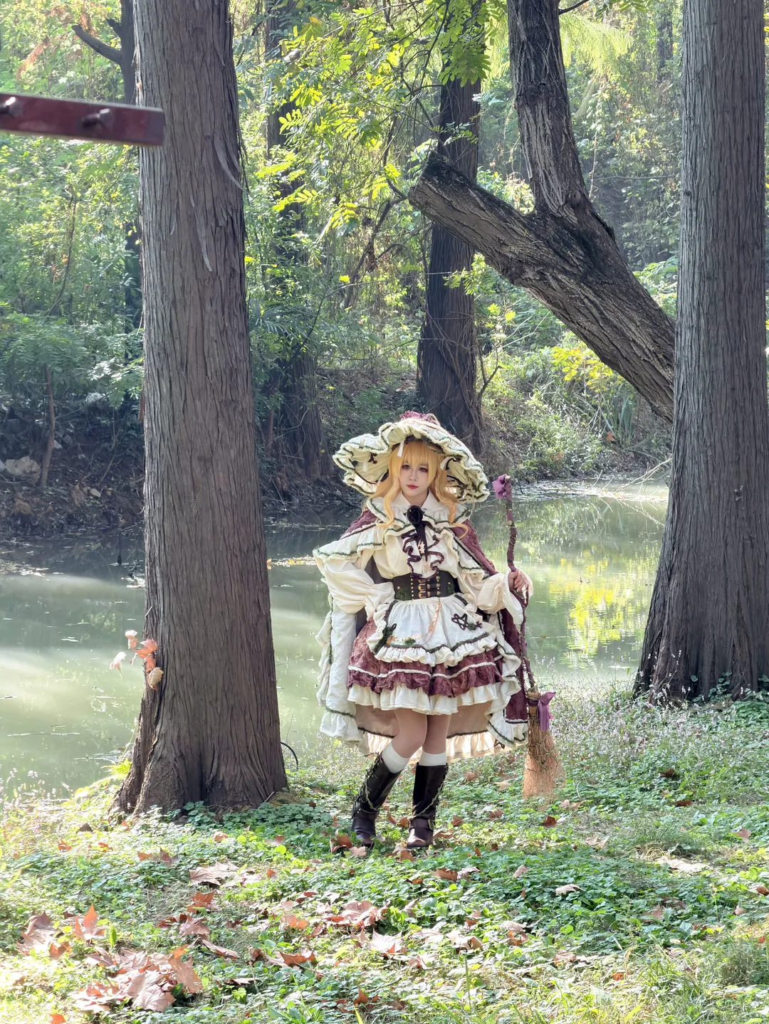 【魔理沙コスプレ】『東方Project』紅葉シーズンの冒険、まるで絵画の中を旅するように - 2 枚目