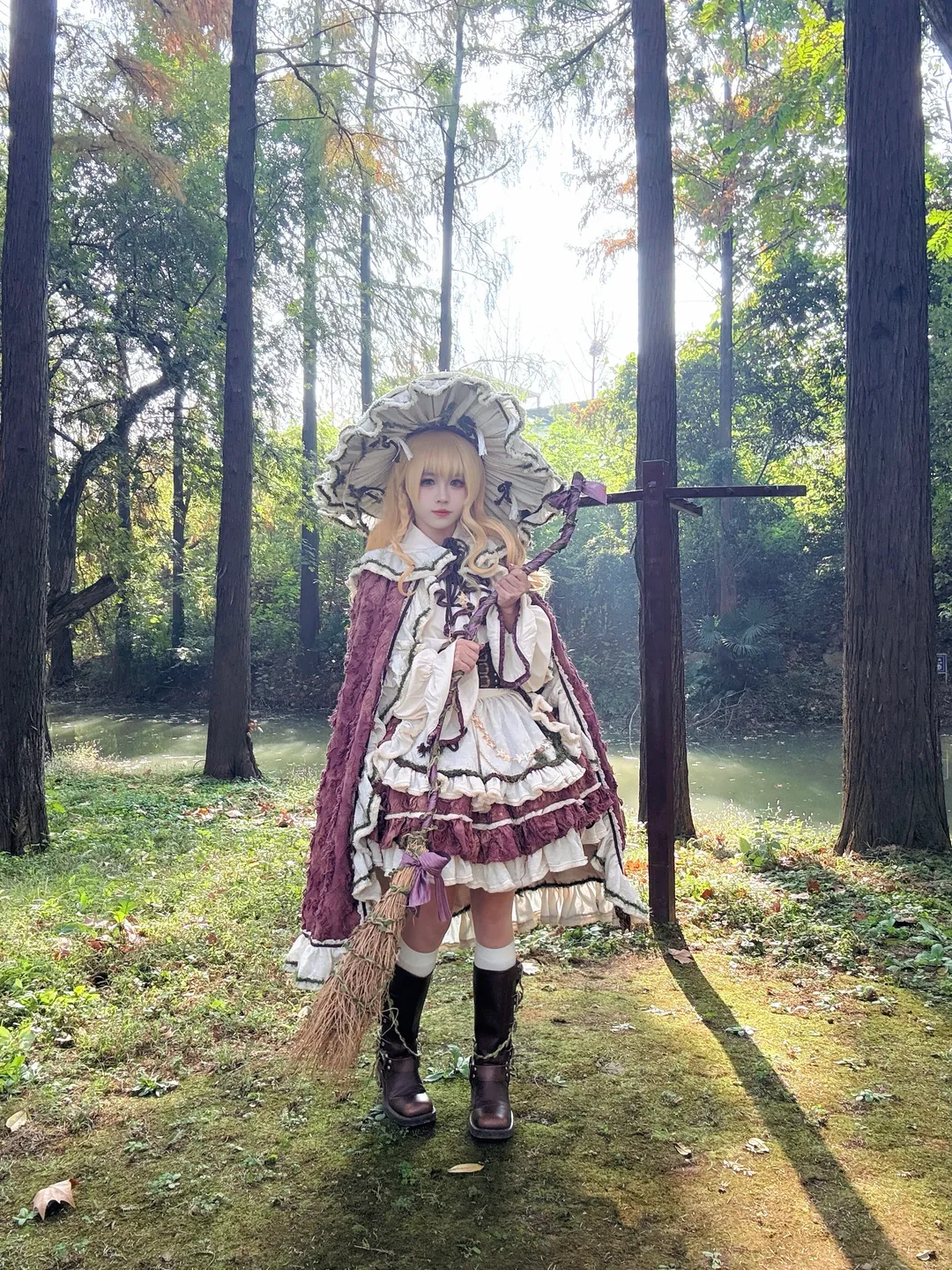 【魔理沙コスプレ】『東方Project』紅葉シーズンの冒険、まるで絵画の中を旅するように - 3 枚目