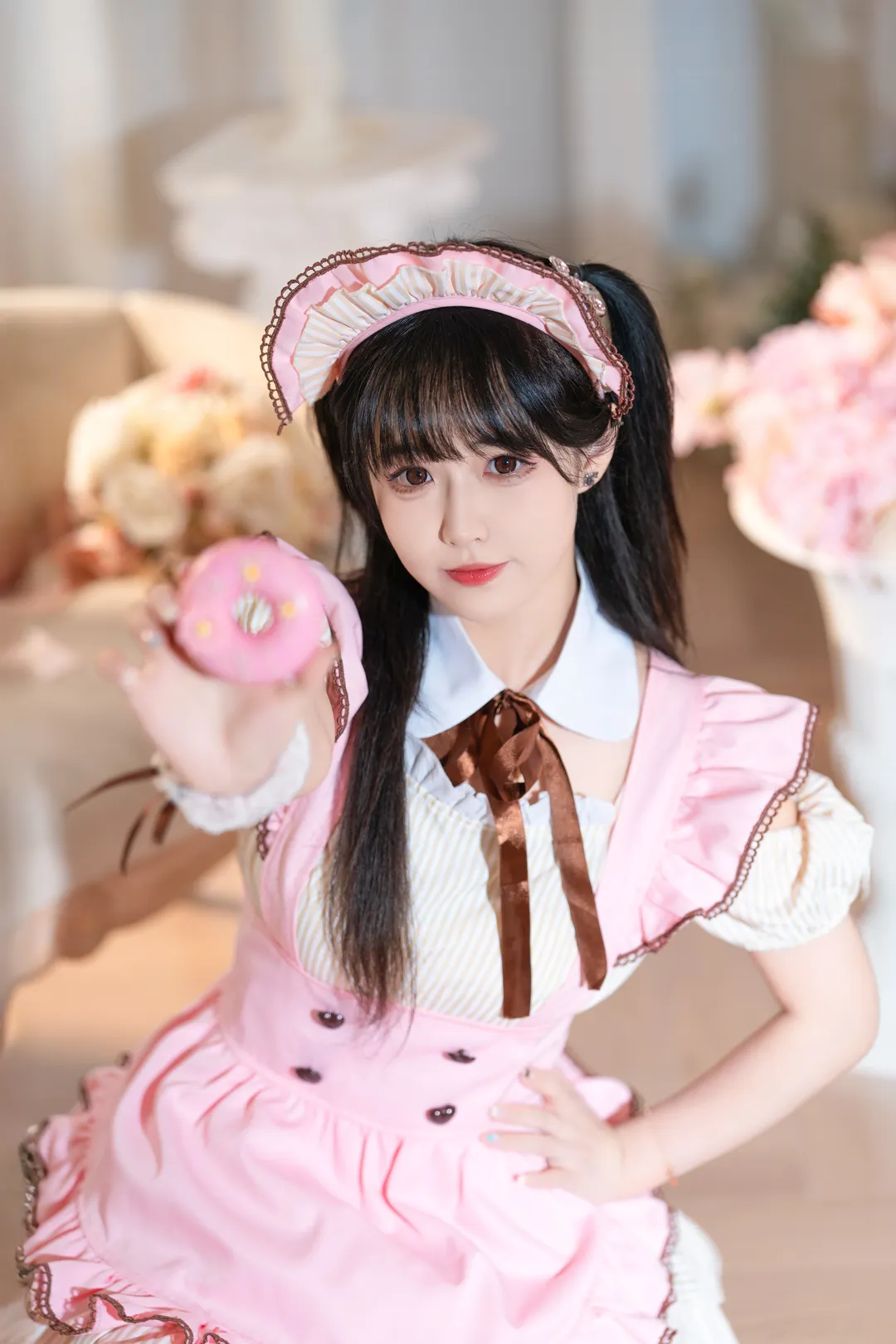 粉嫩女仆装日常，抓拍瞬间的动感与甜美 - 第 8 张